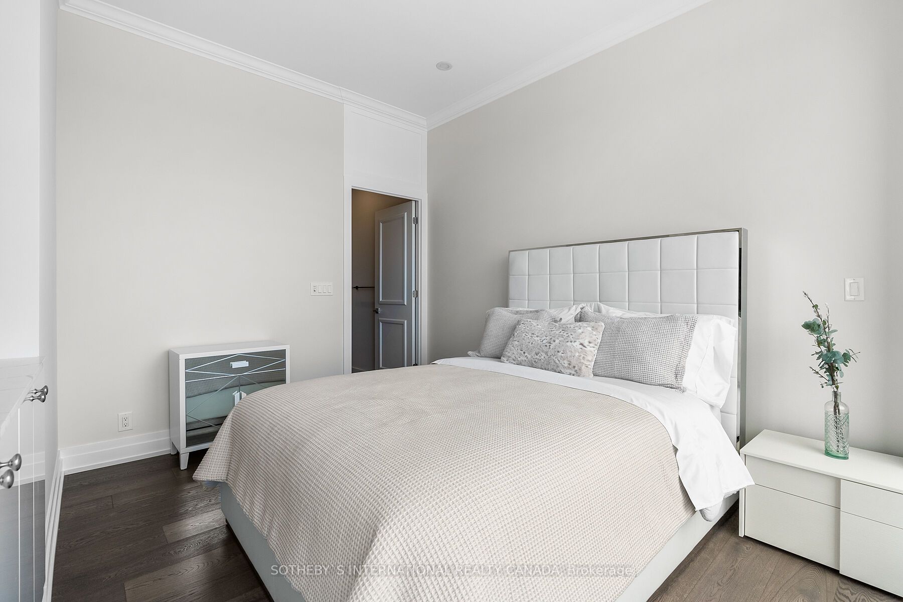 6 Parkwood Ave, #901