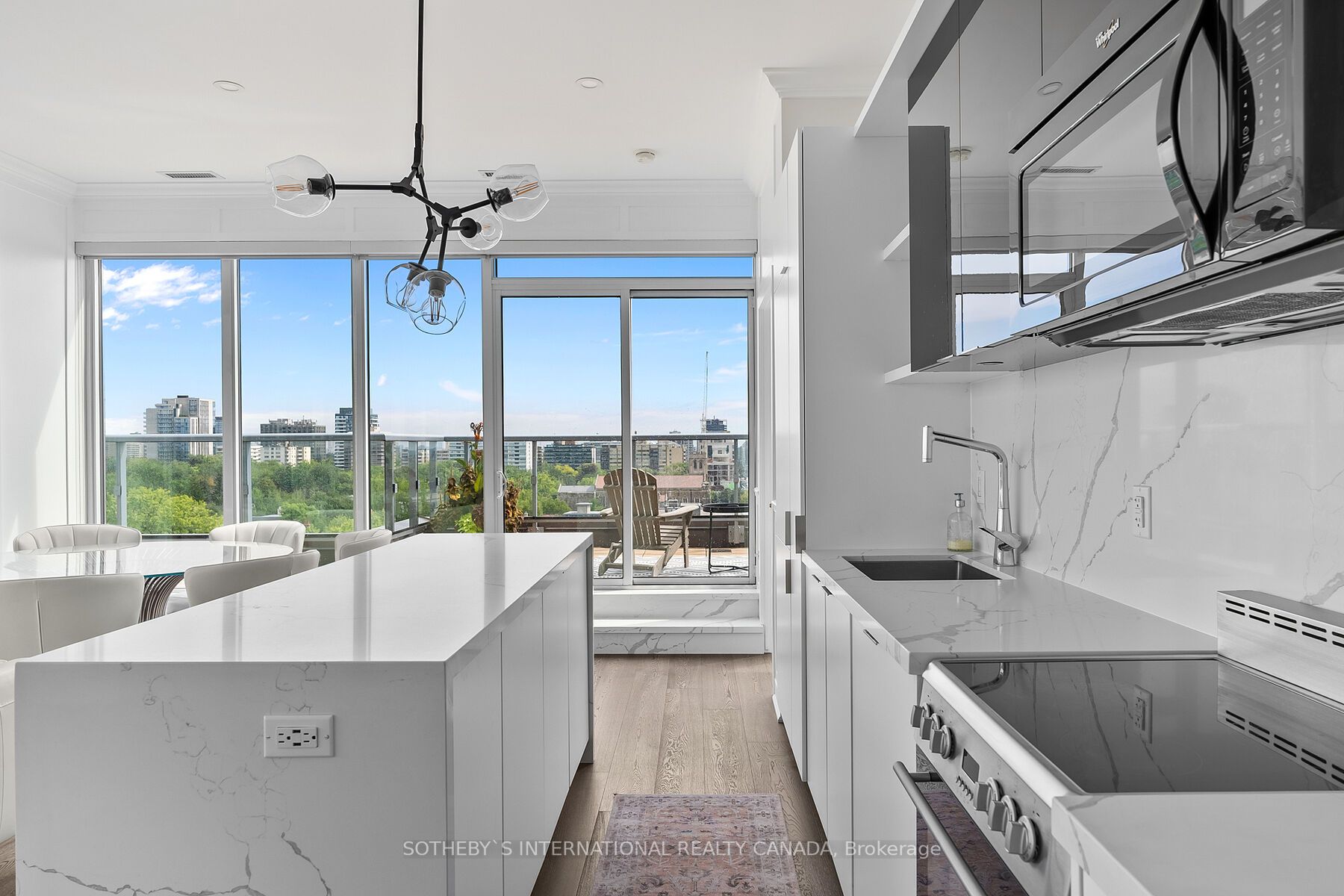 6 Parkwood Ave, #901