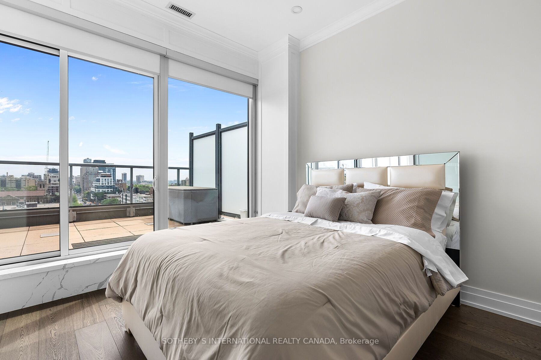 6 Parkwood Ave, #901