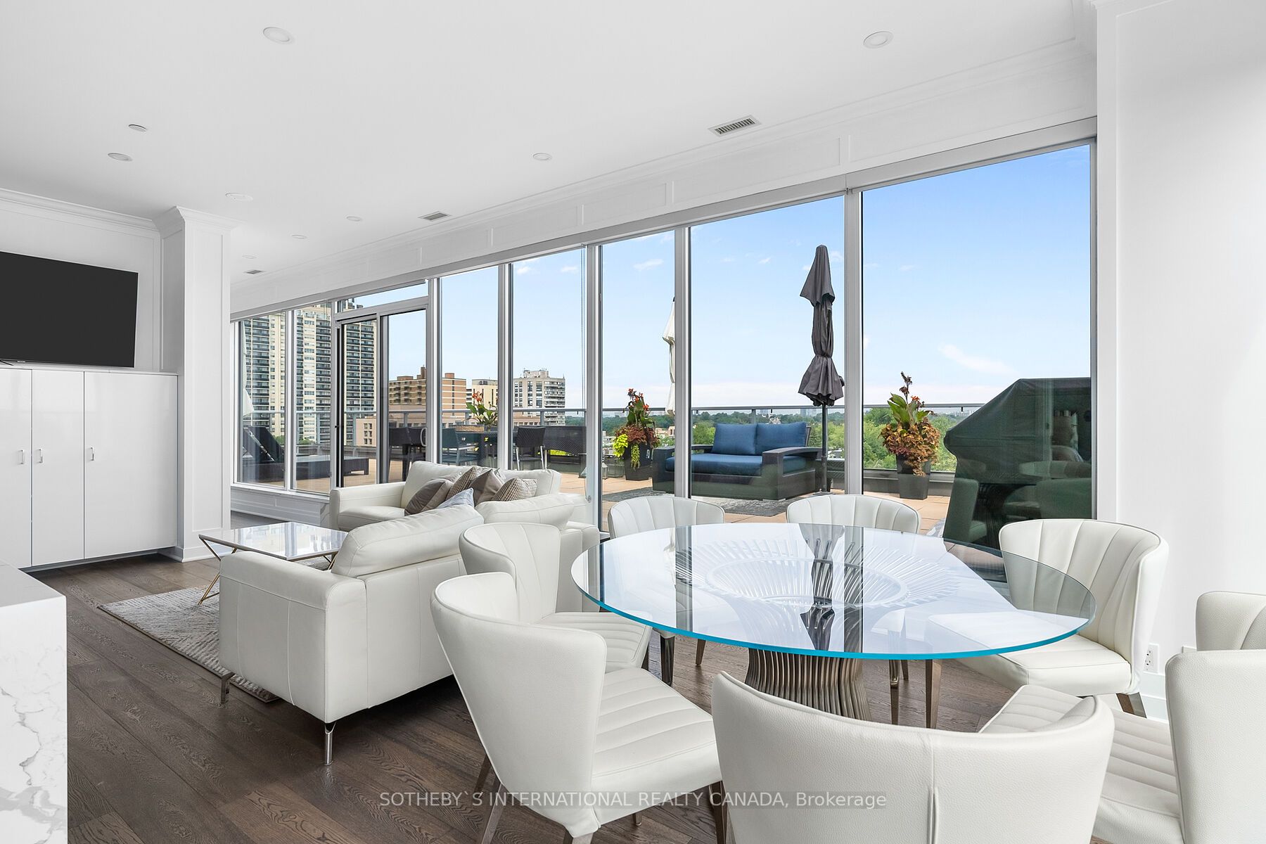 6 Parkwood Ave, #901