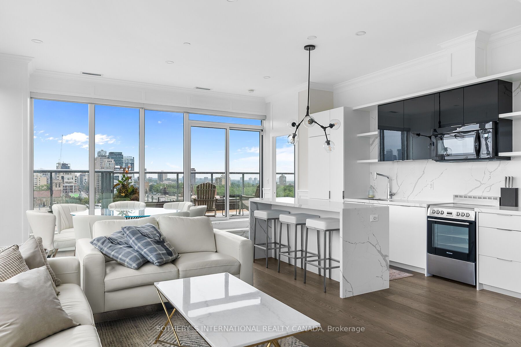 6 Parkwood Ave, #901