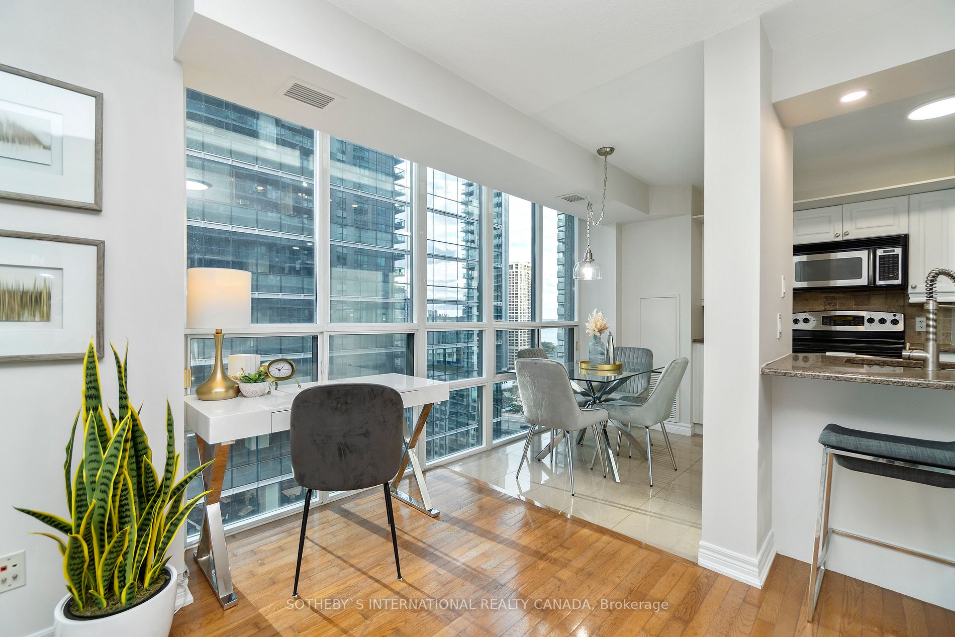 30 Grand Trunk Cres, #2206
