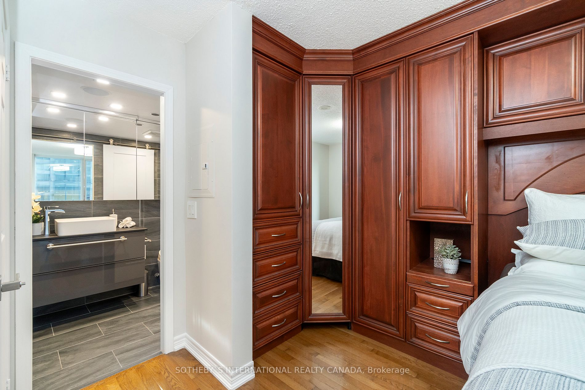 30 Grand Trunk Cres, #2206