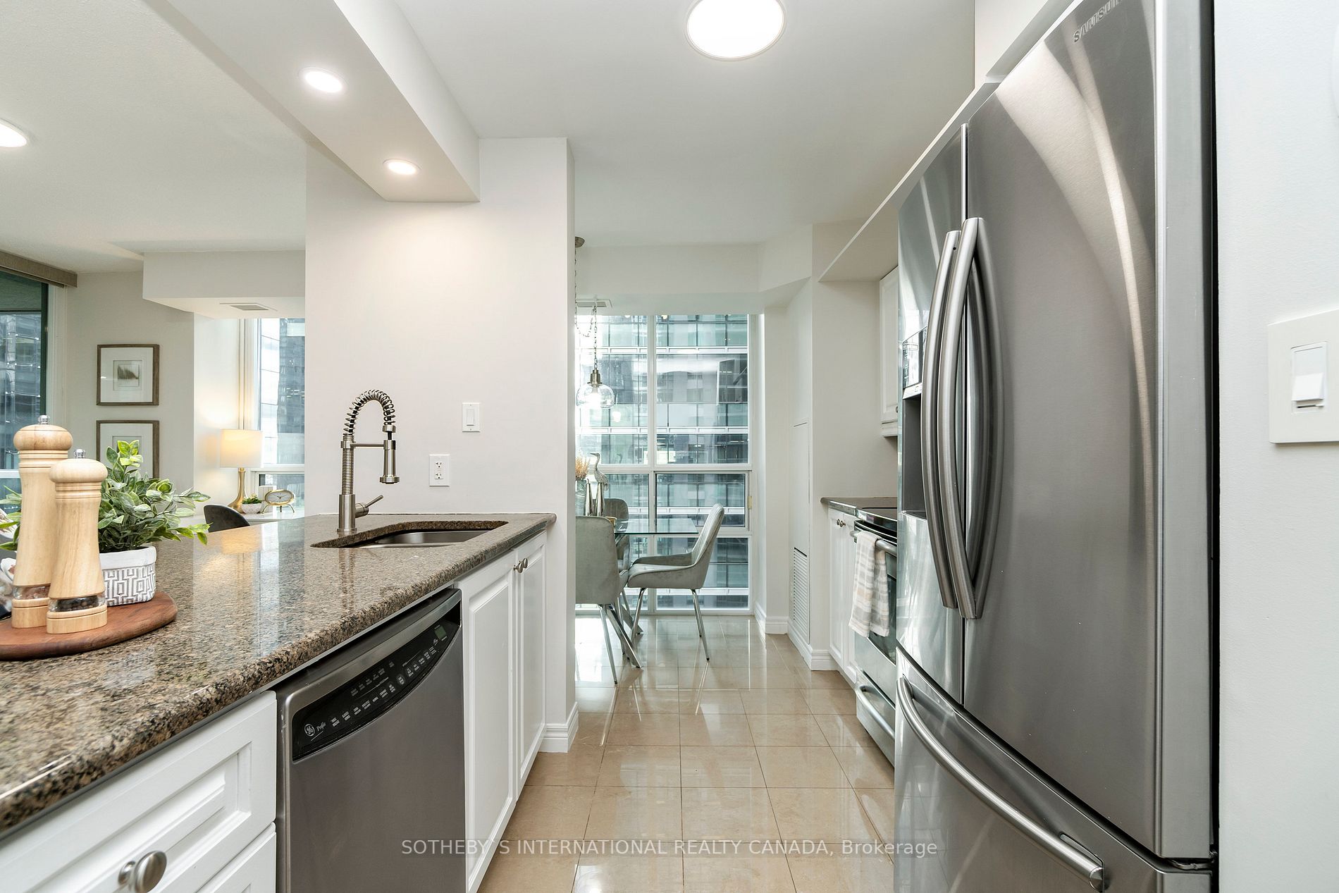 30 Grand Trunk Cres, #2206