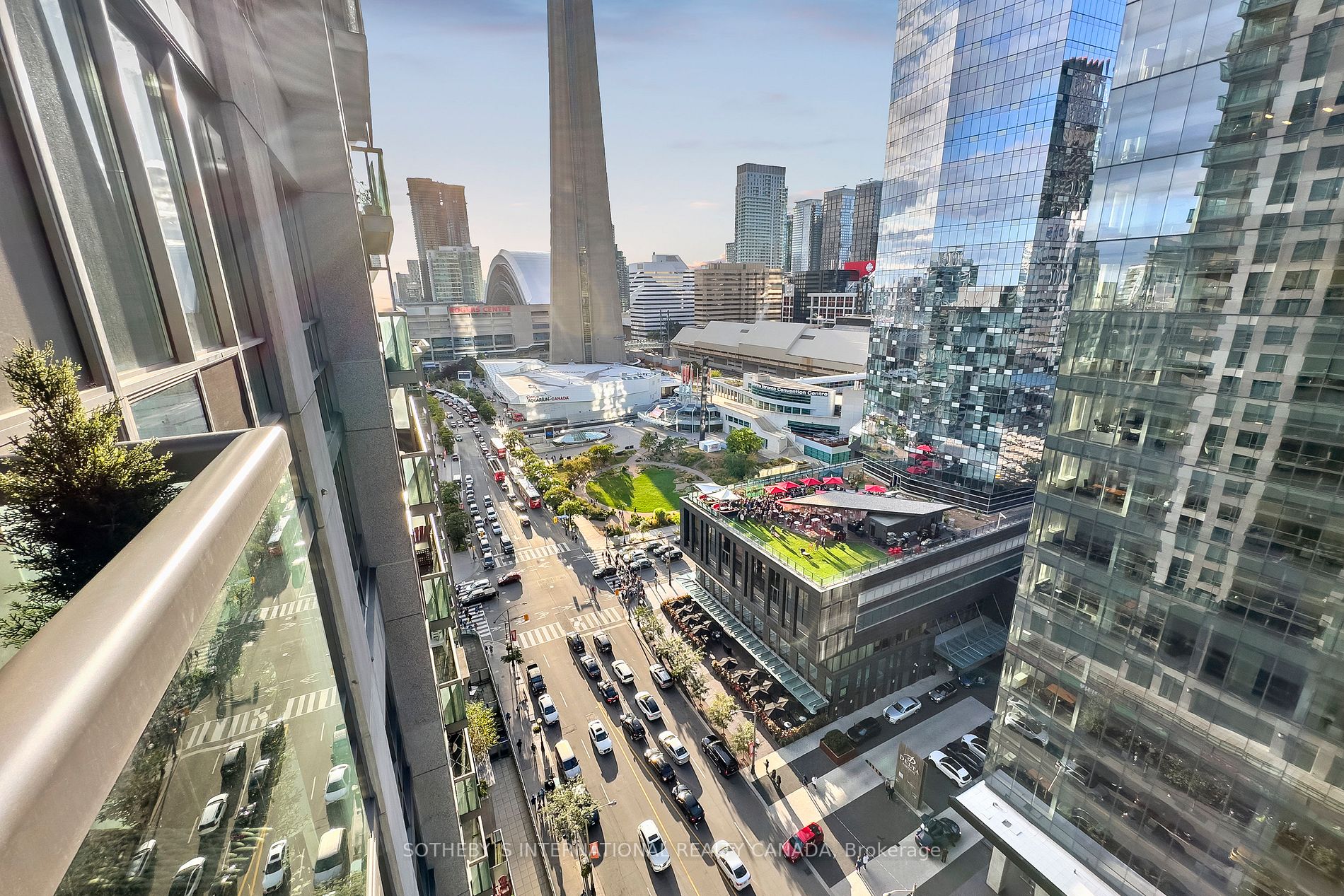 30 Grand Trunk Cres, #2206