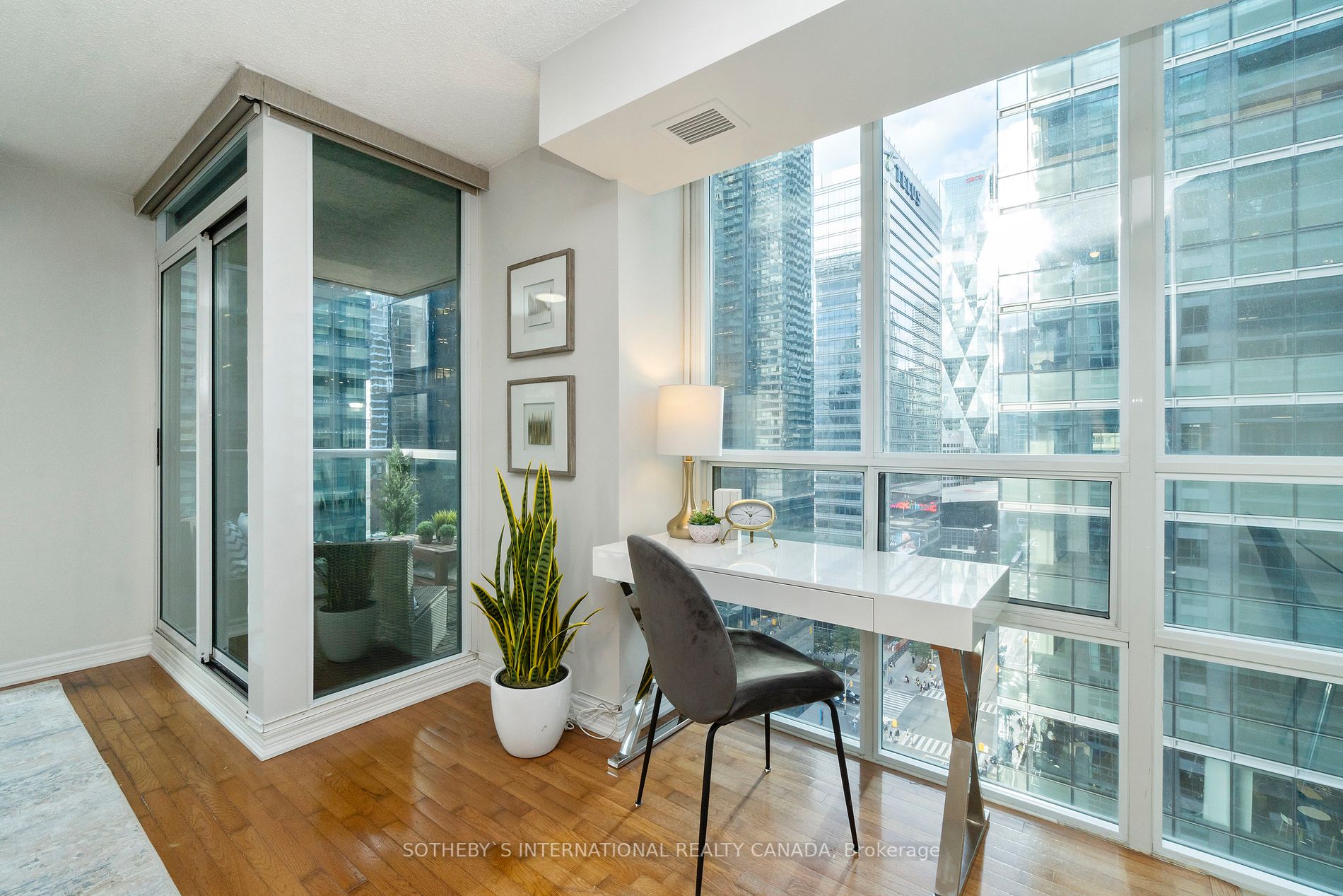 30 Grand Trunk Cres, #2206