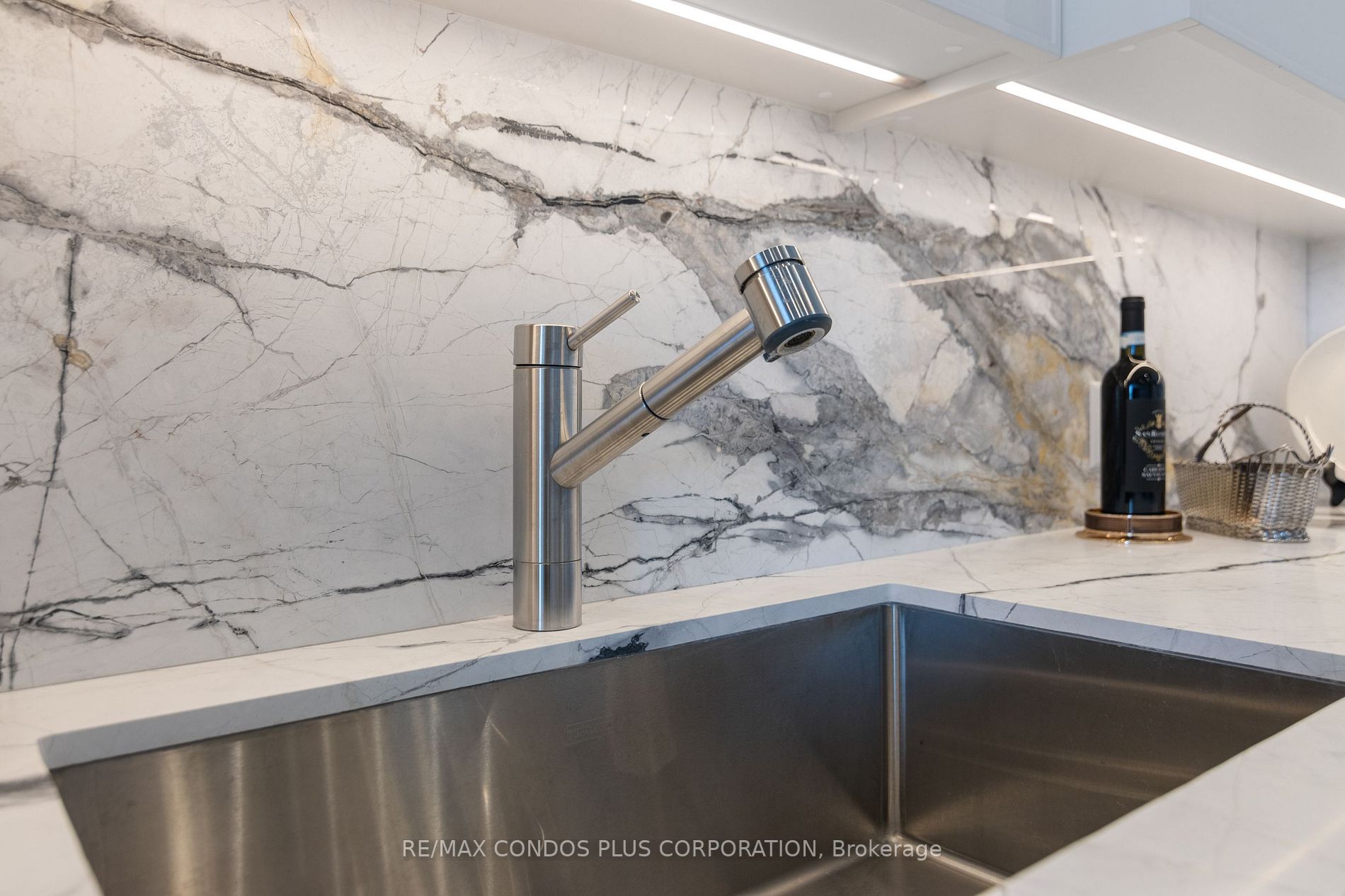 500 Avenue Rd, #1401
