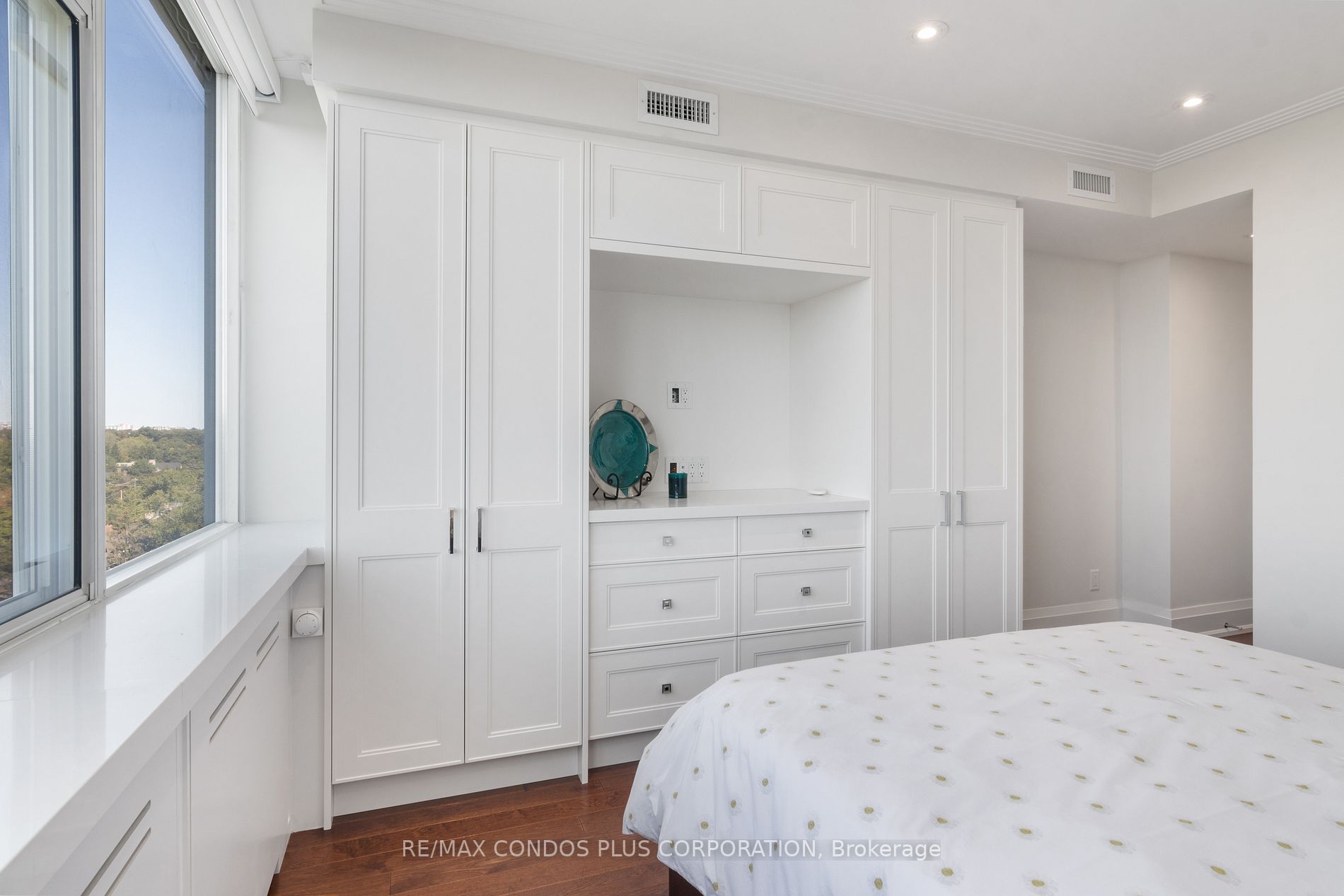 500 Avenue Rd, #1401