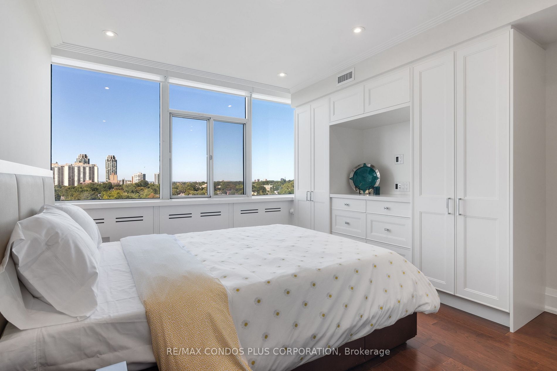 500 Avenue Rd, #1401