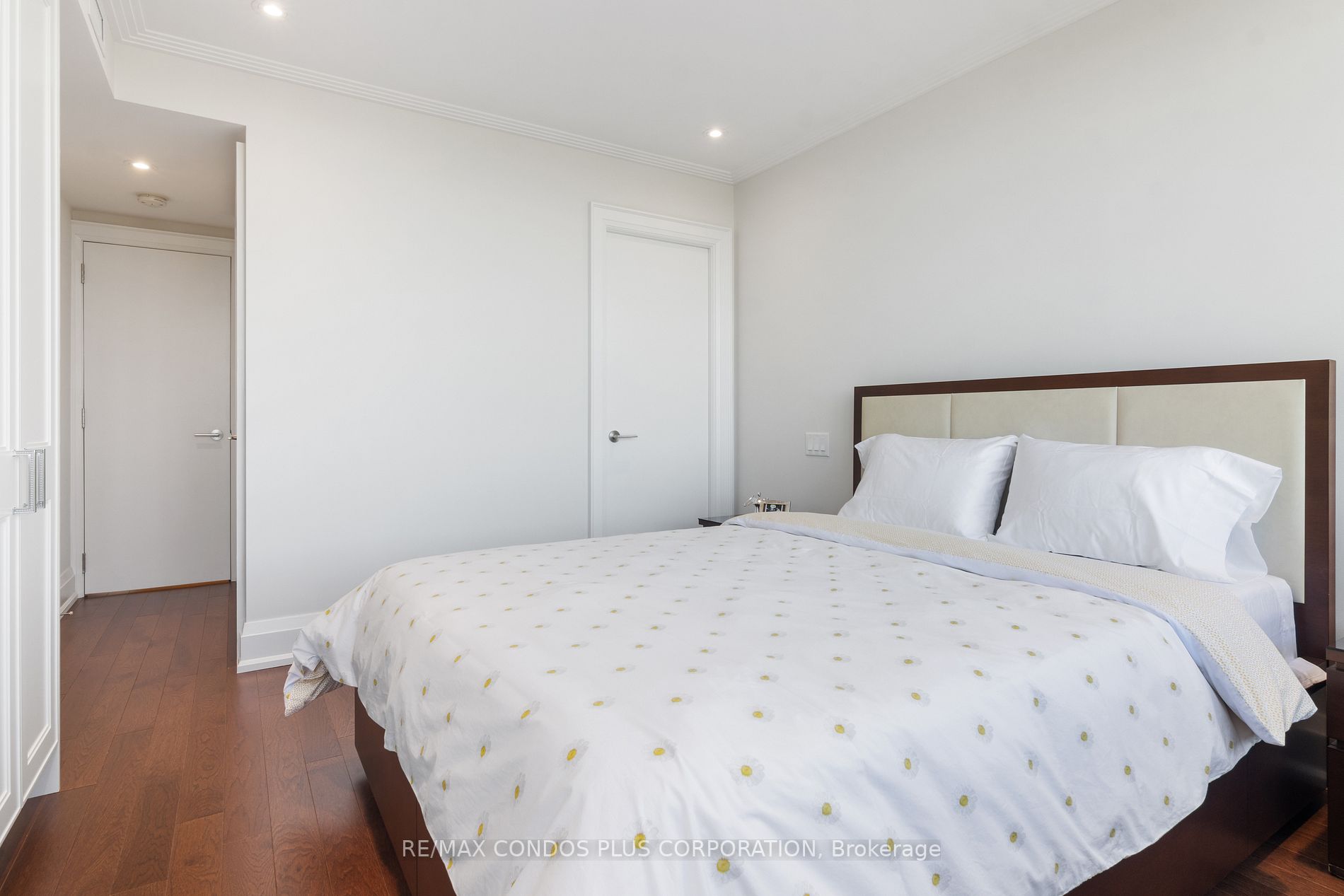 500 Avenue Rd, #1401
