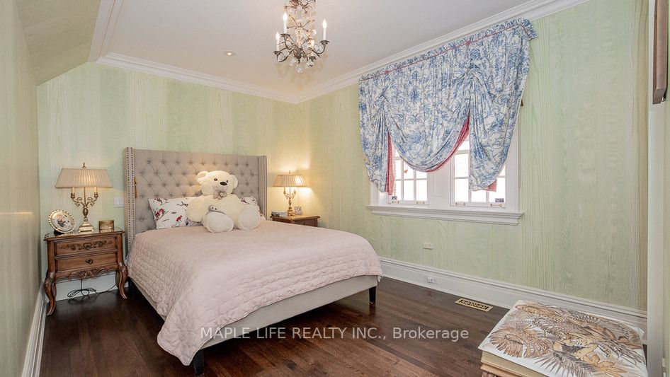 11 Dewbourne Ave