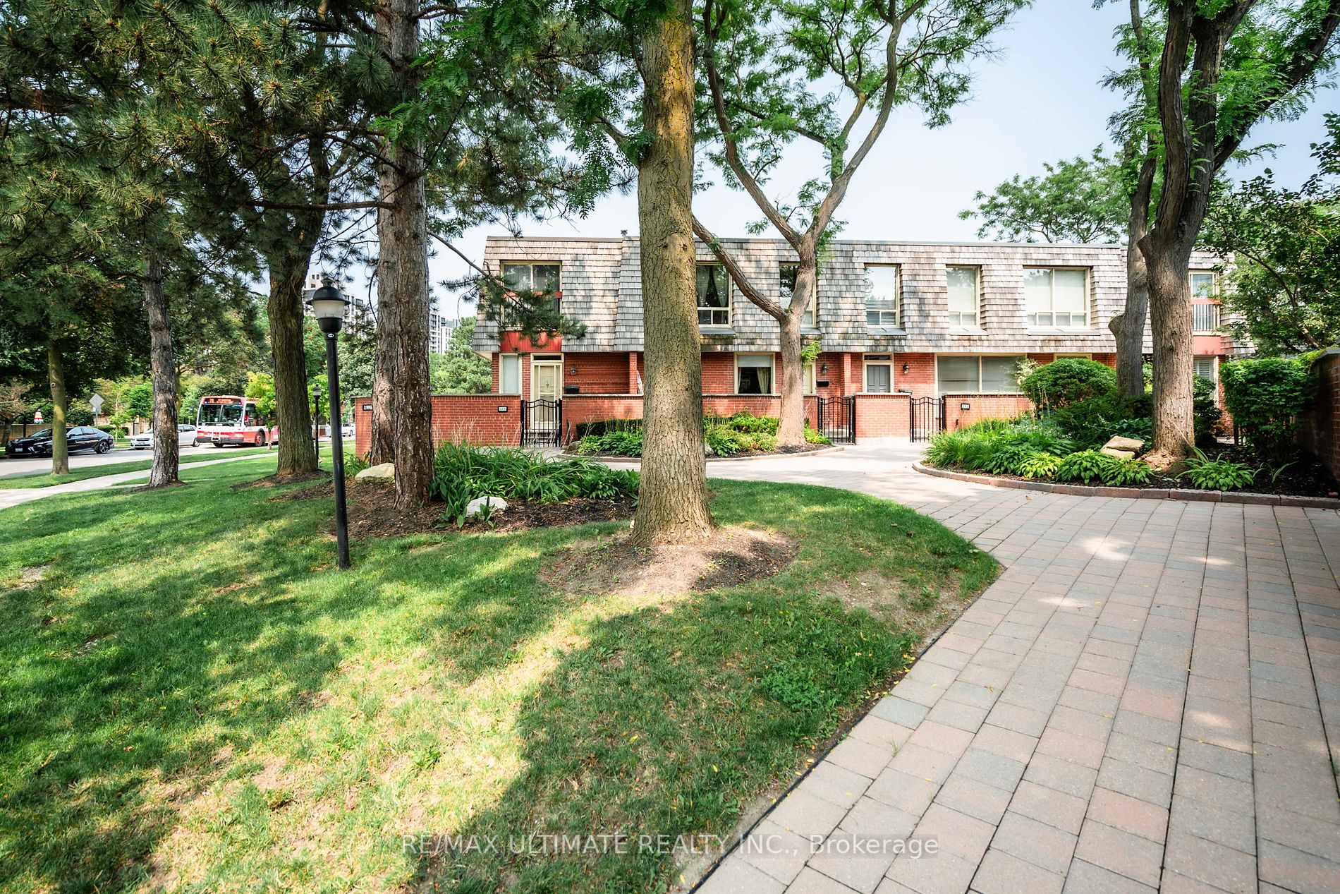 69 Upper Canada Dr, #2
