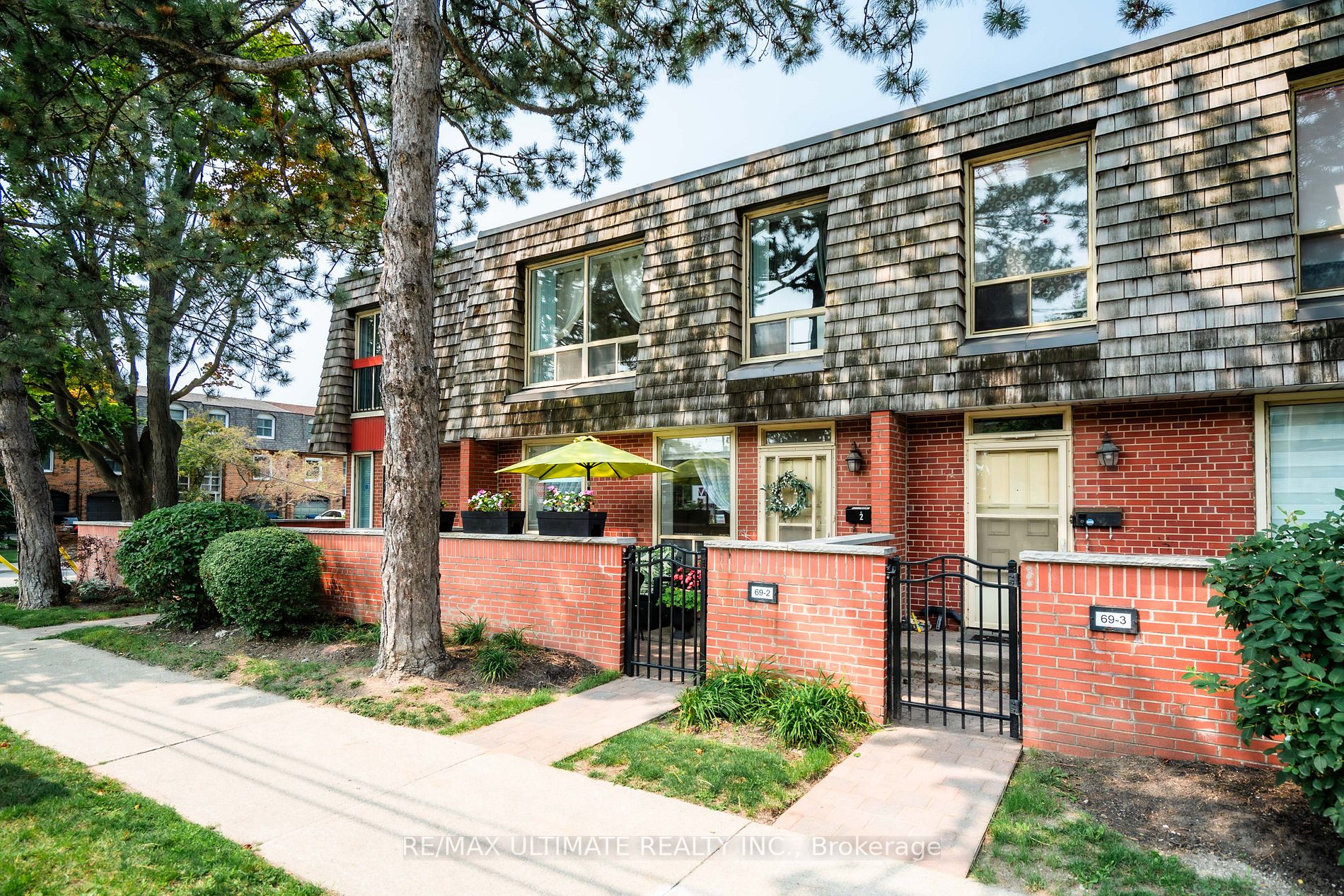 69 Upper Canada Dr, #2