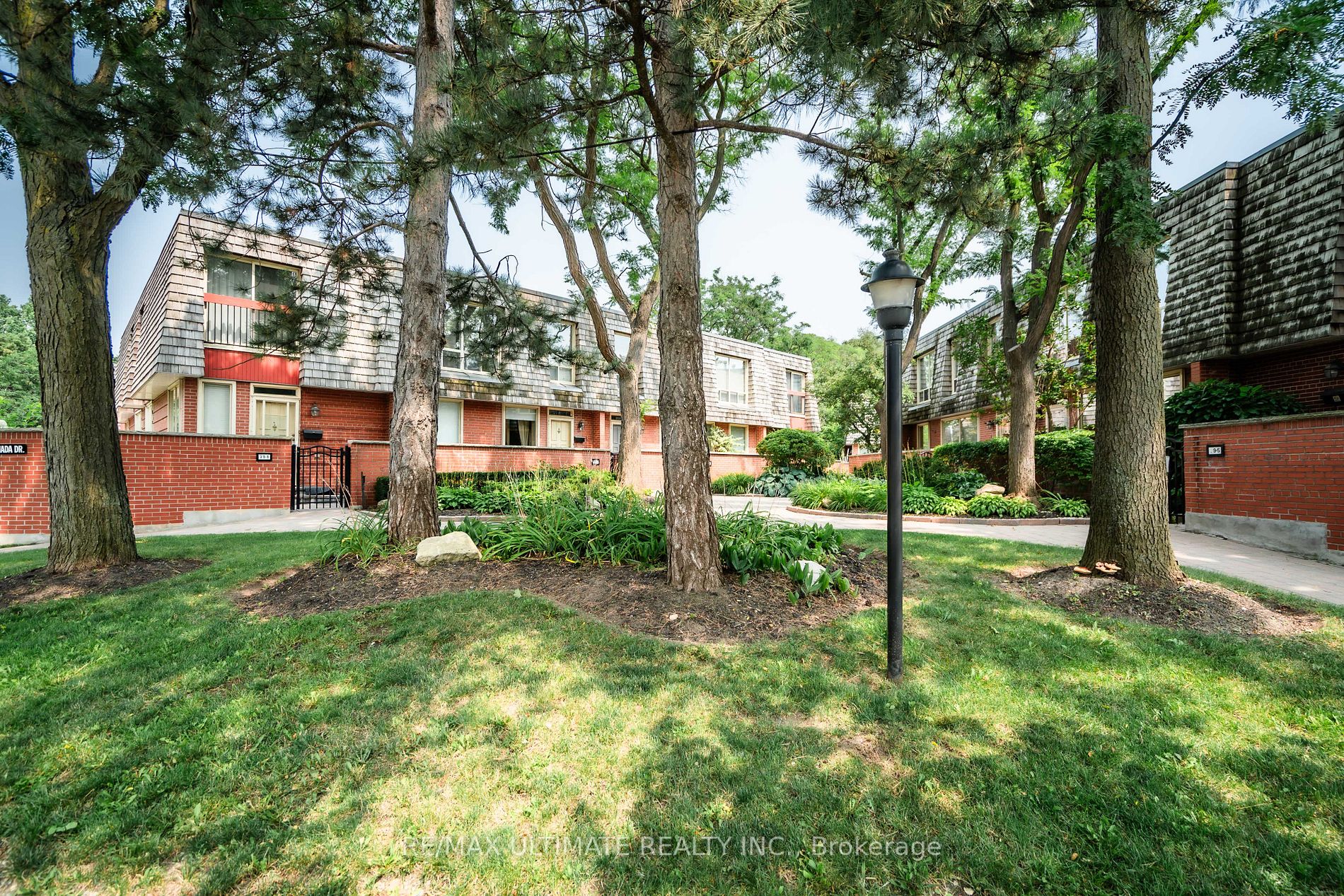 69 Upper Canada Dr, #2