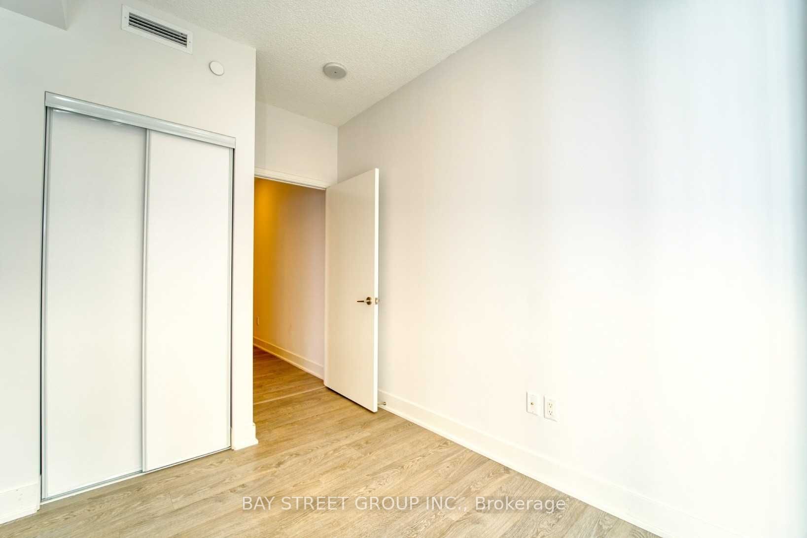 30 Roehampton Ave, #1102