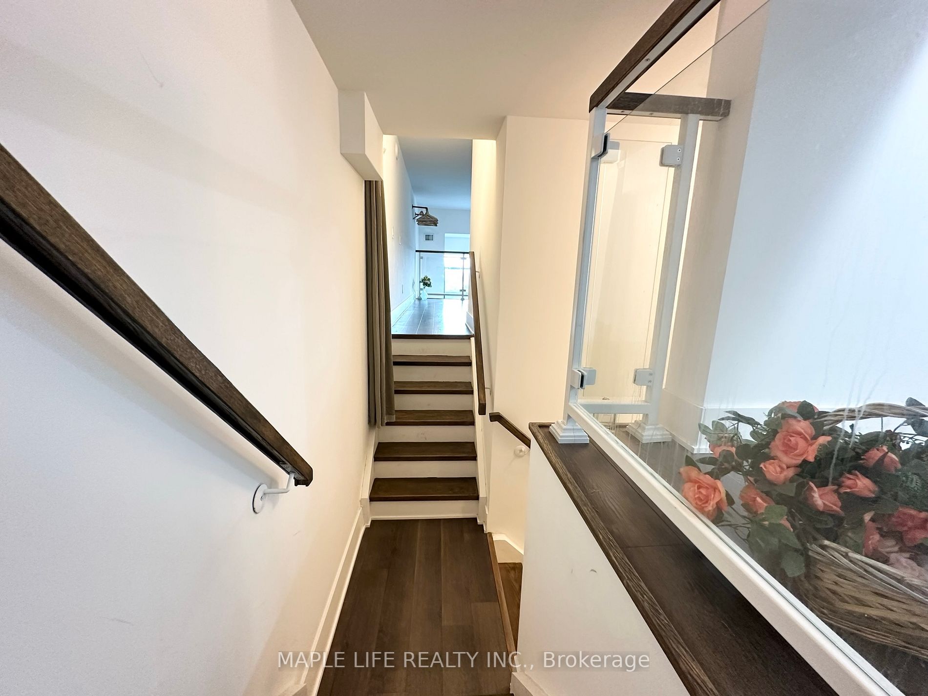 111 St Clair Ave W, #817