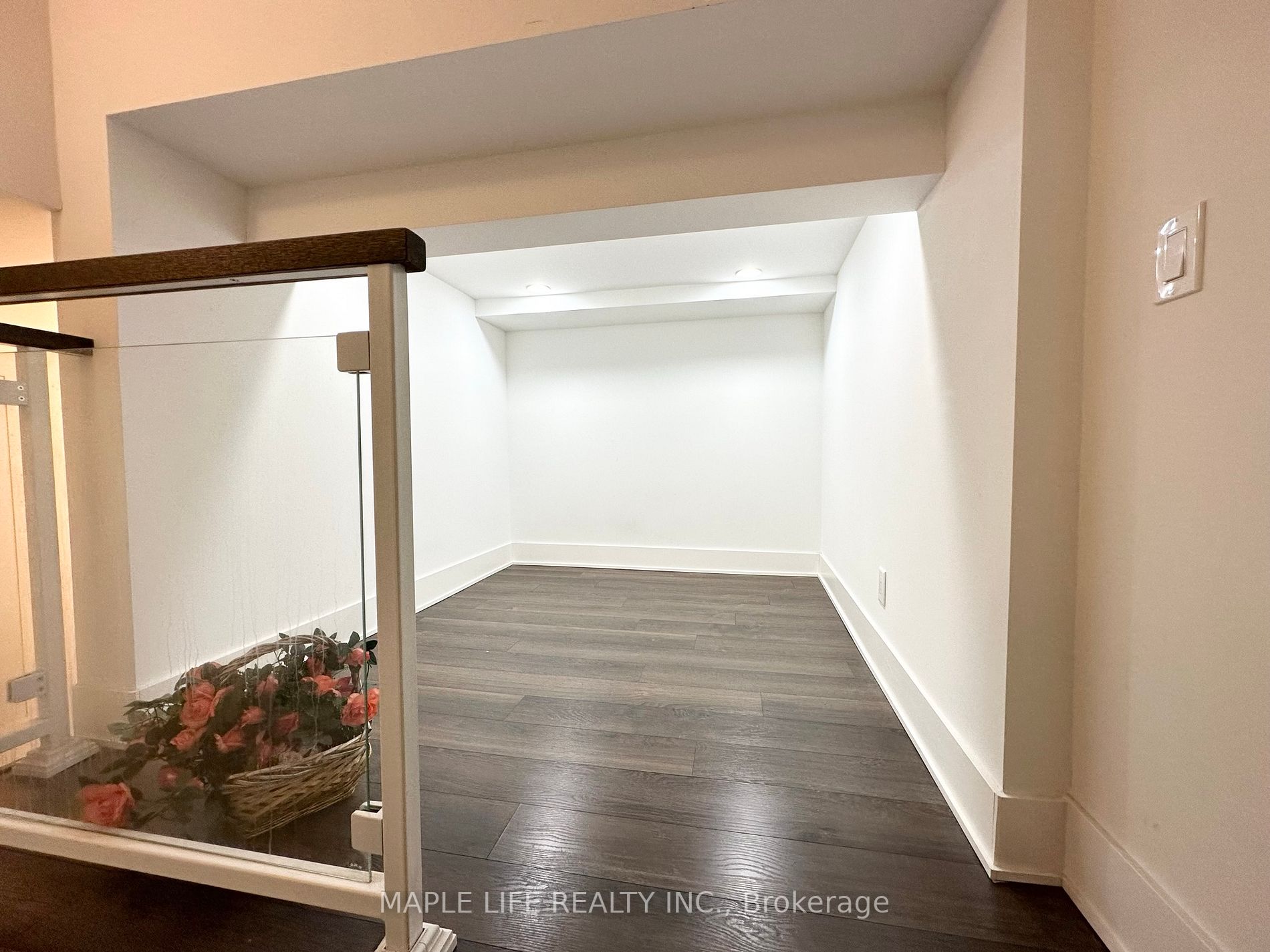111 St Clair Ave W, #817