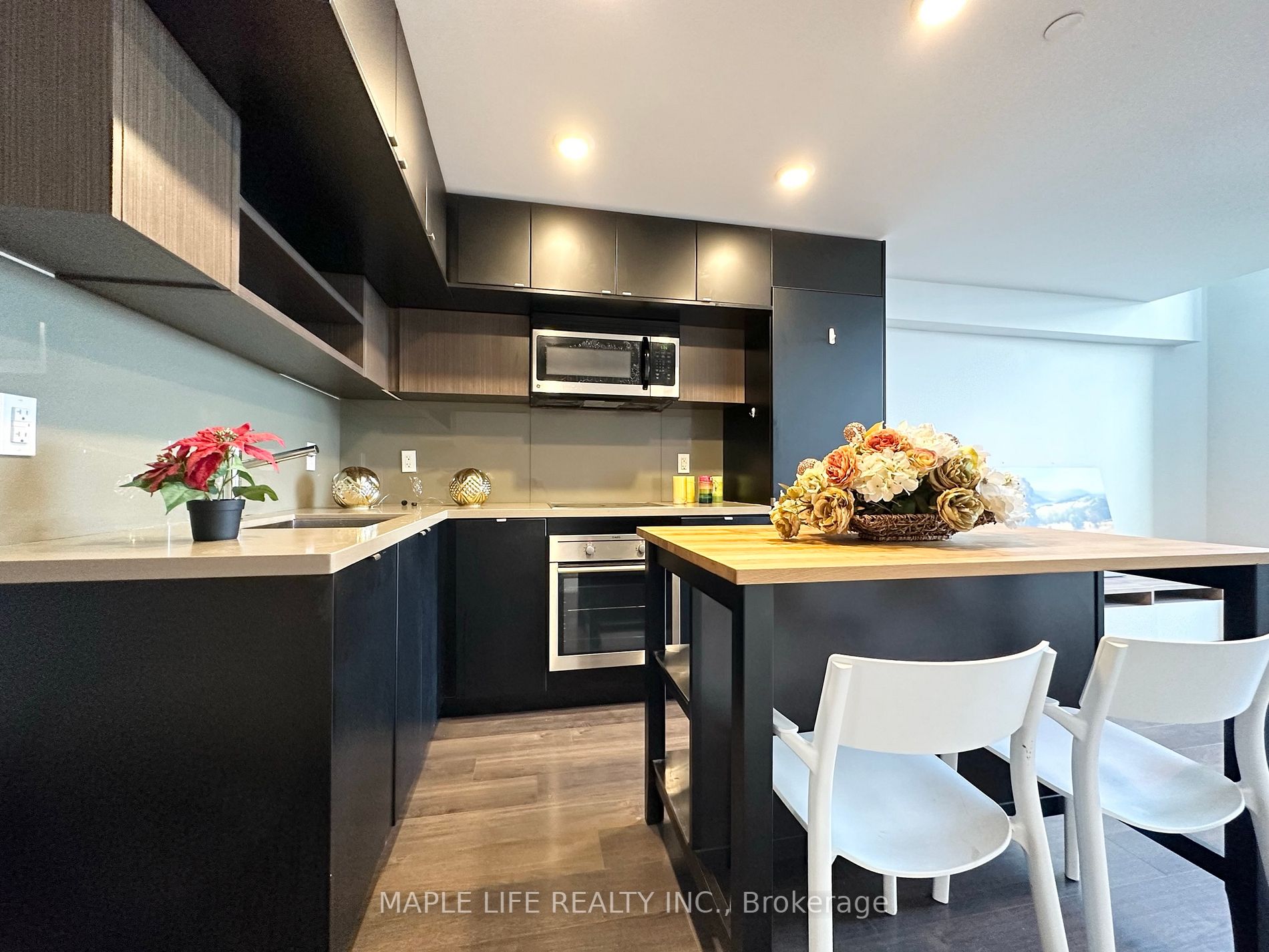 111 St Clair Ave W, #817