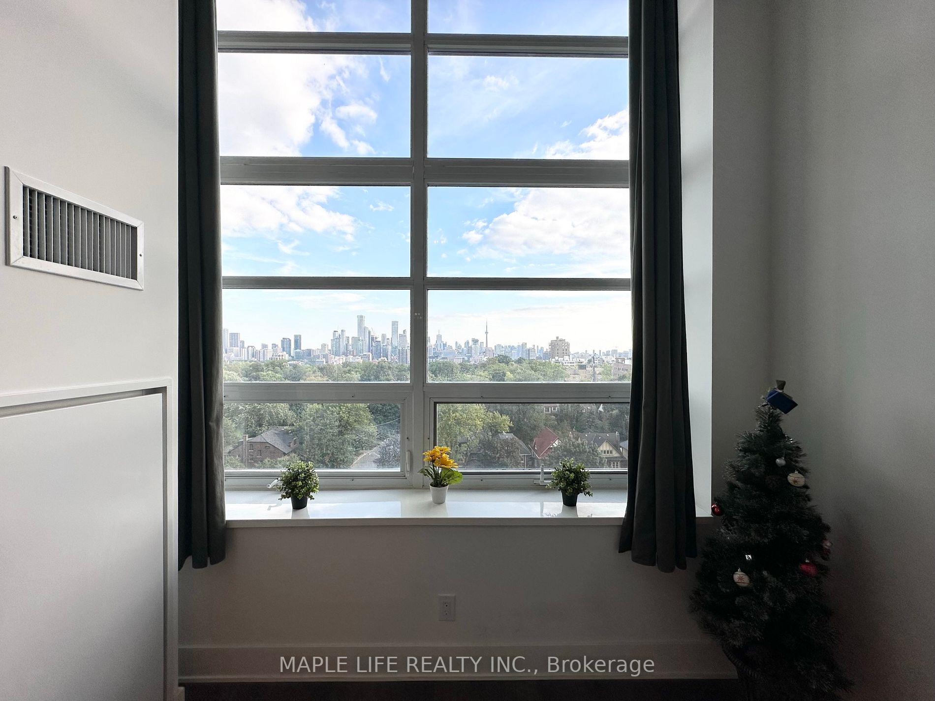 111 St Clair Ave W, #817