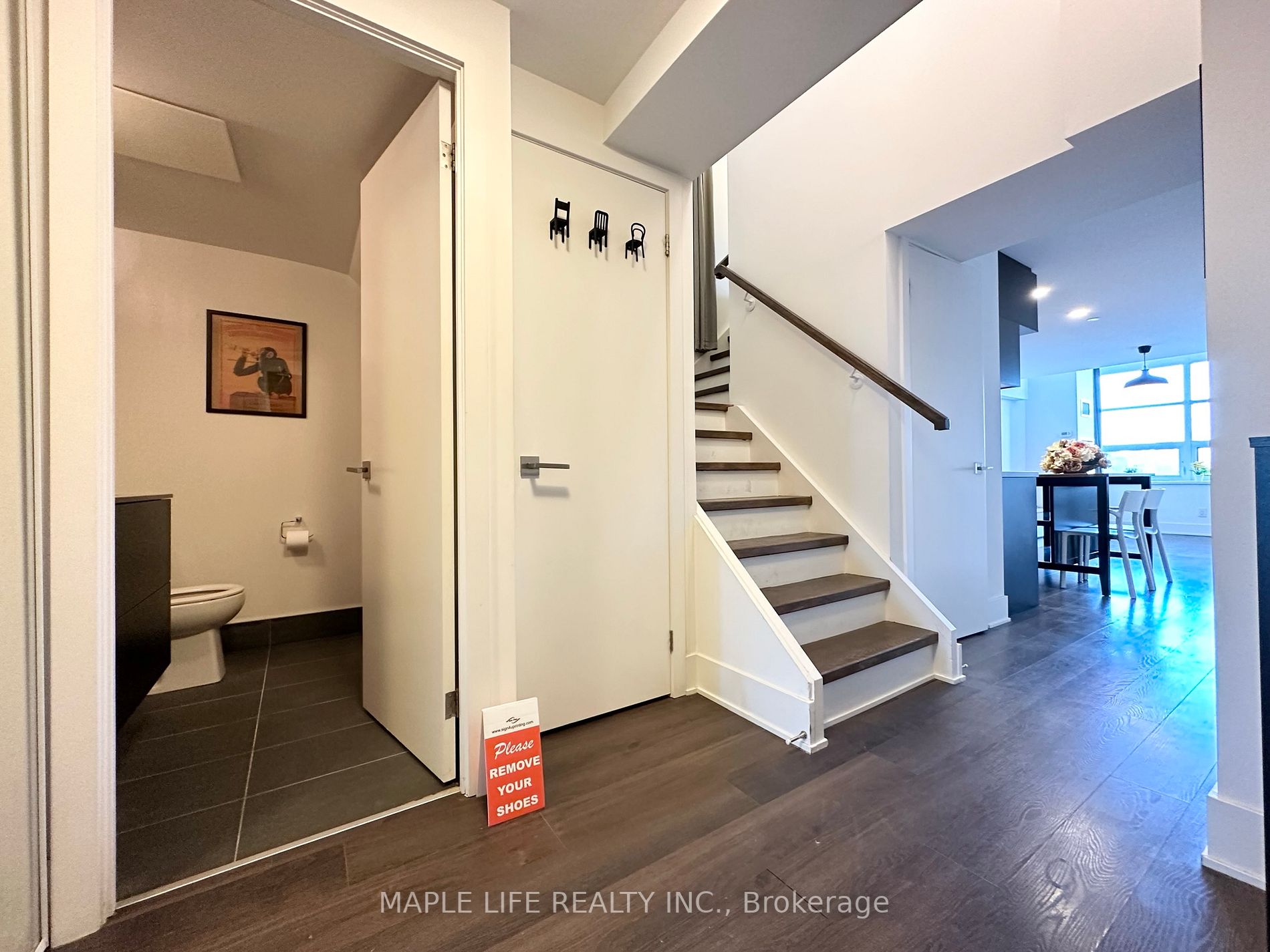 111 St Clair Ave W, #817