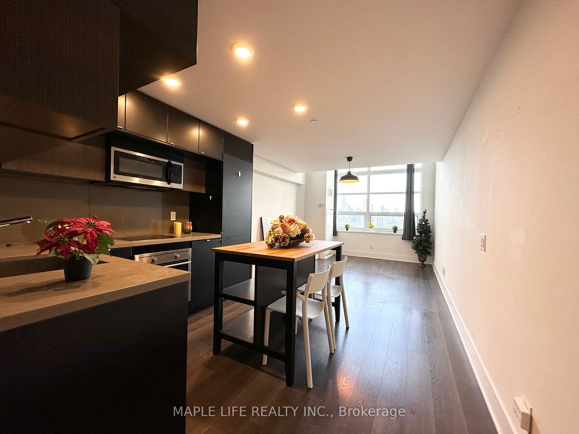 111 St Clair Ave W, #817