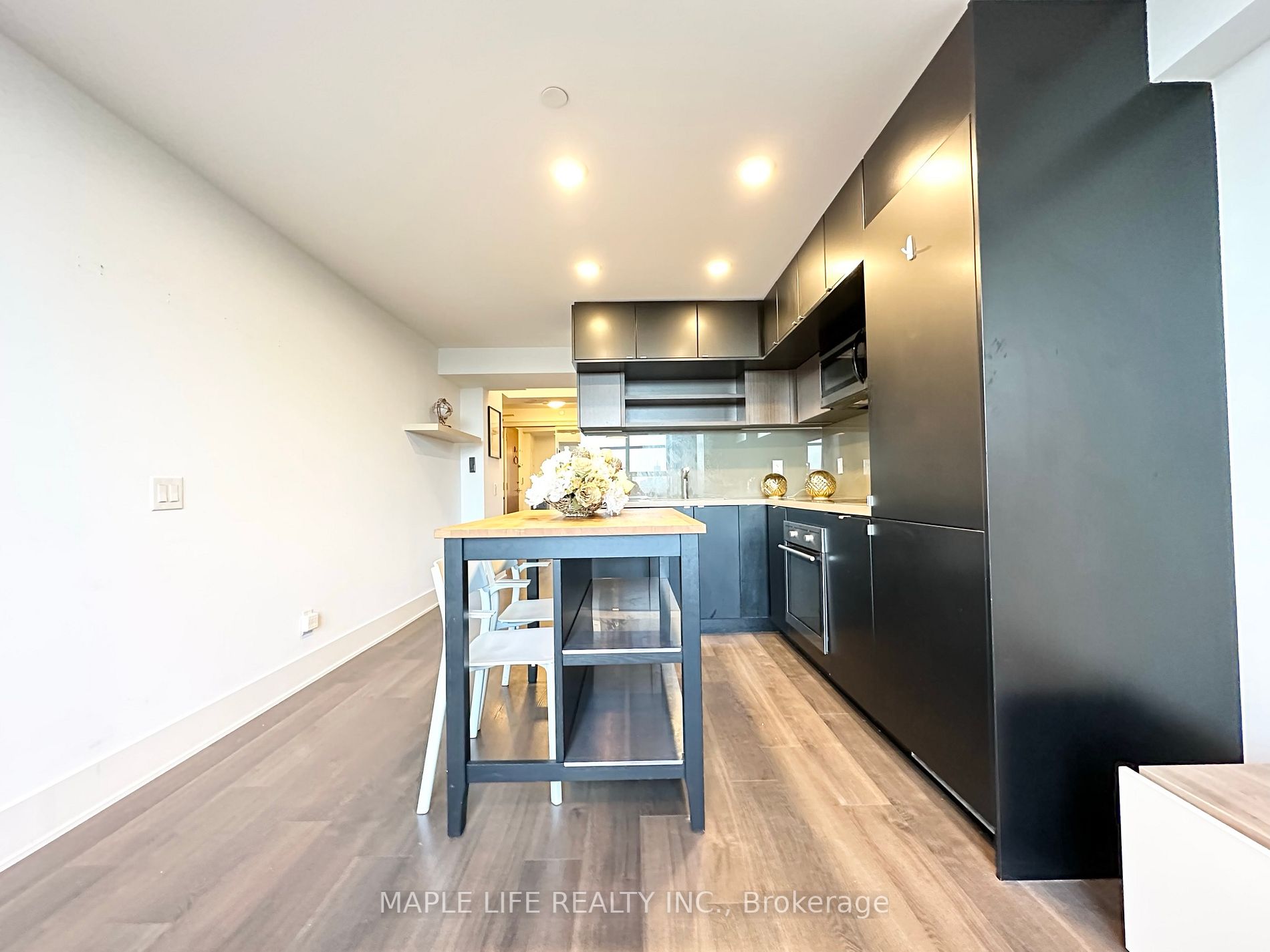 111 St Clair Ave W, #817