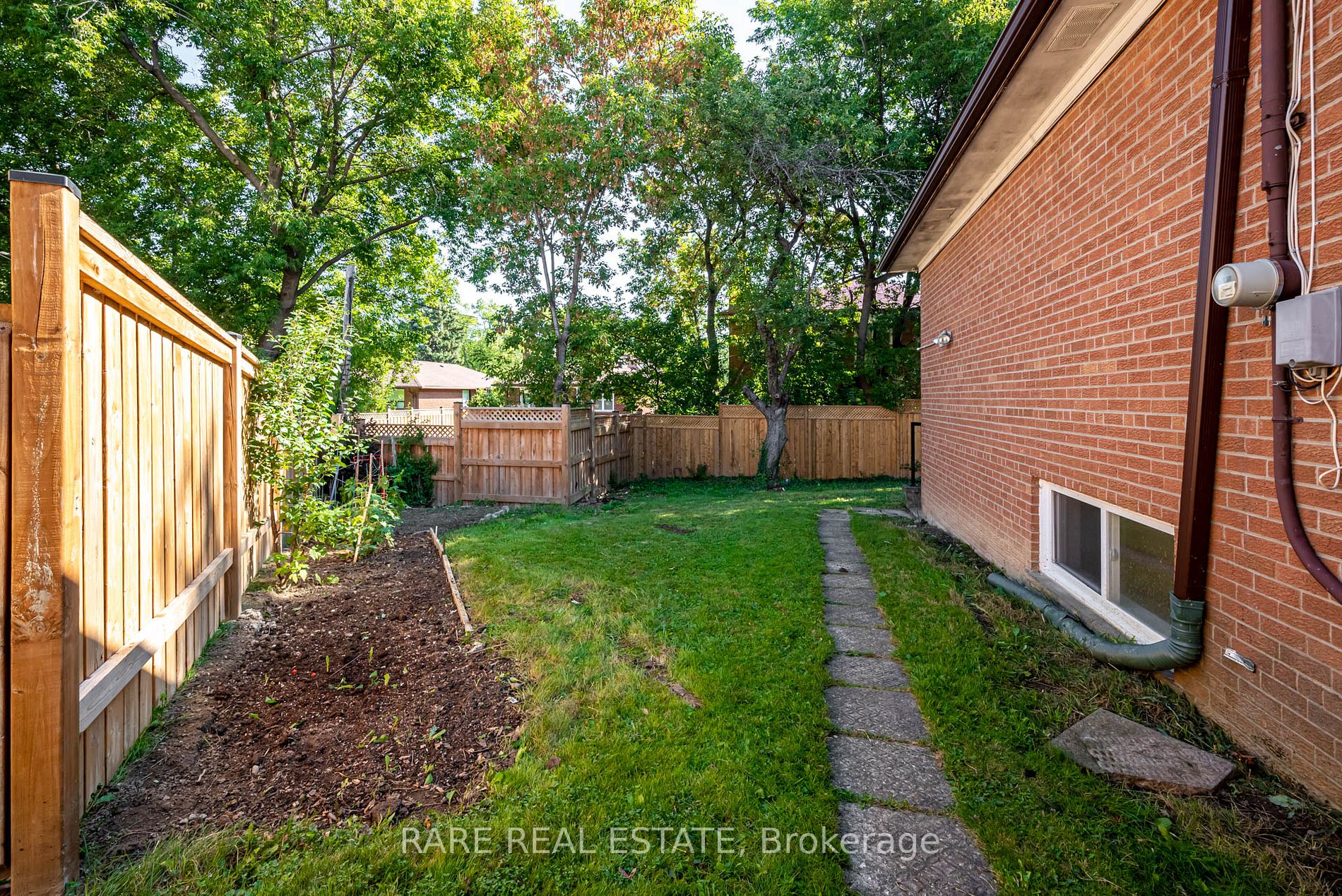 2 Tokay Crt