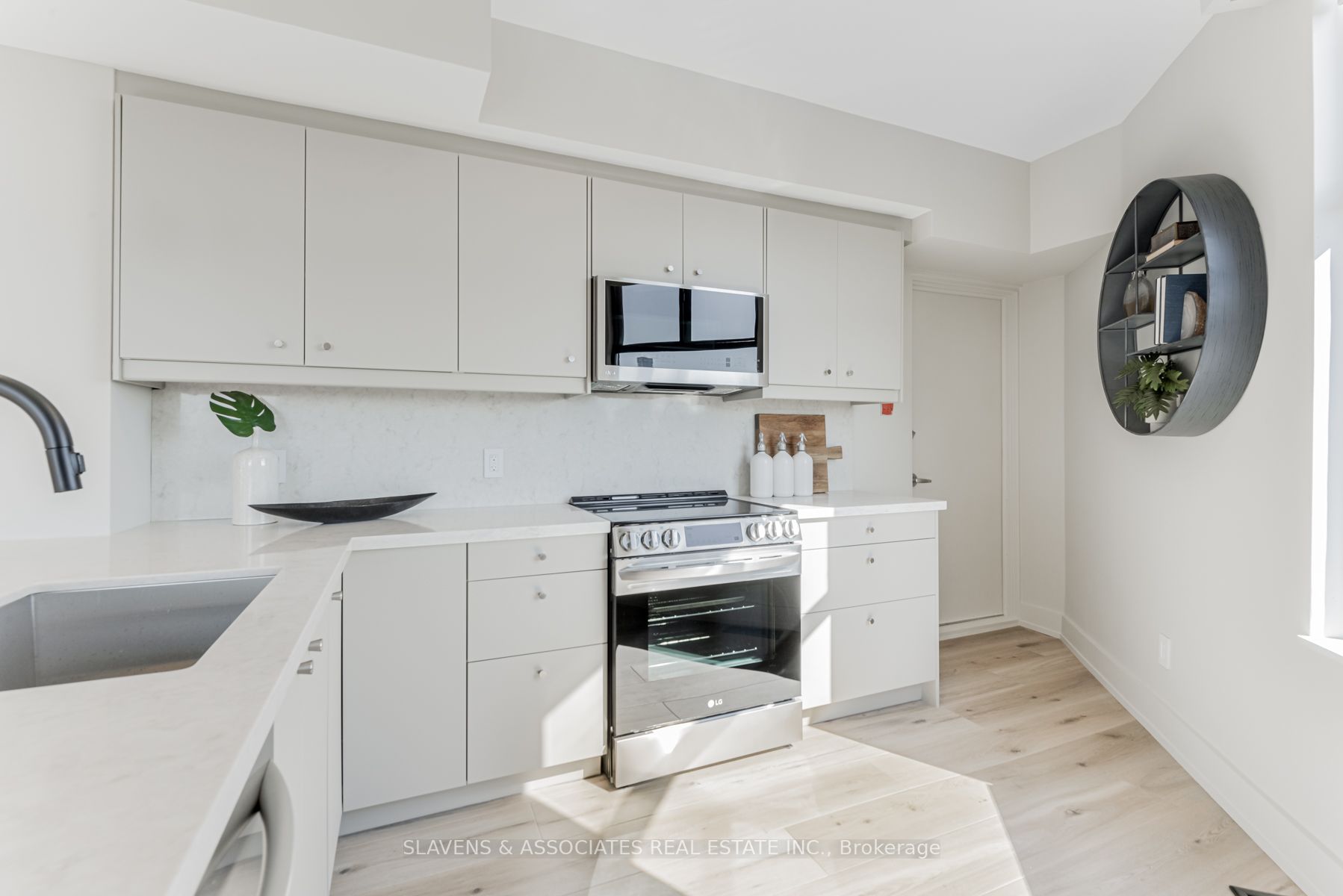 423 Avenue Rd, #9