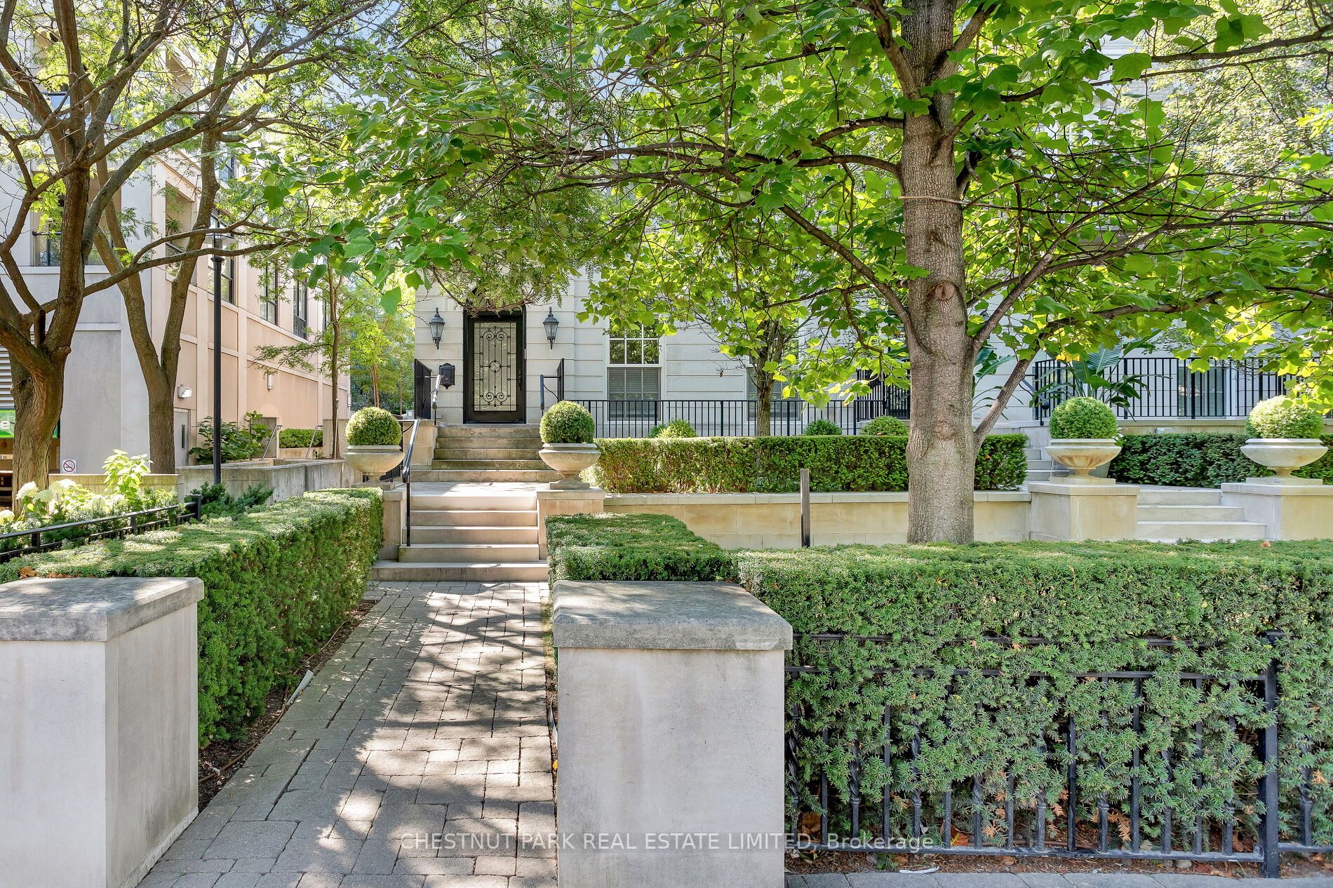 23 Heath St W
