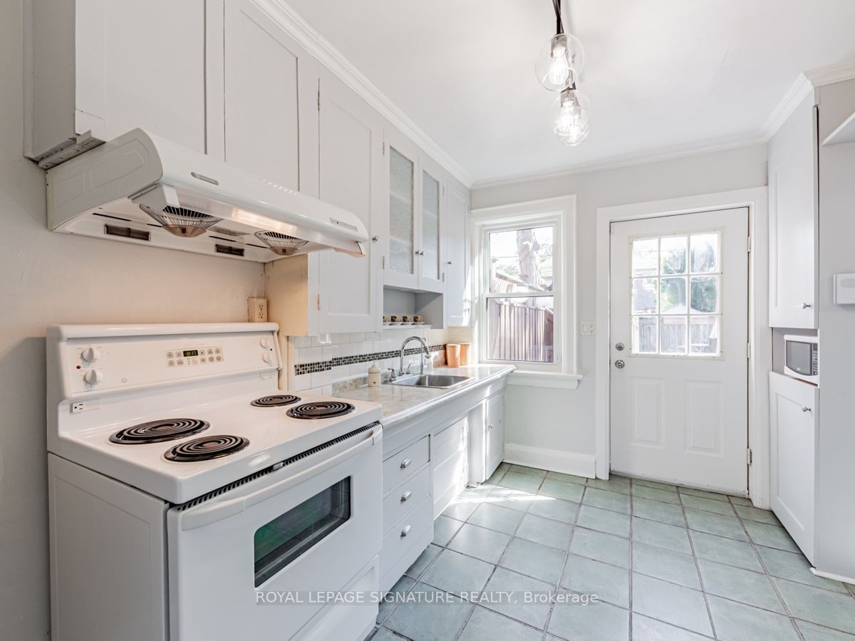 89 Lawrence Ave W