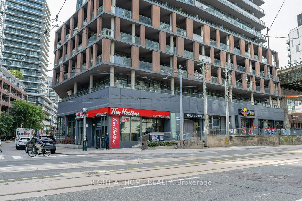 17 Bathurst St, #1112