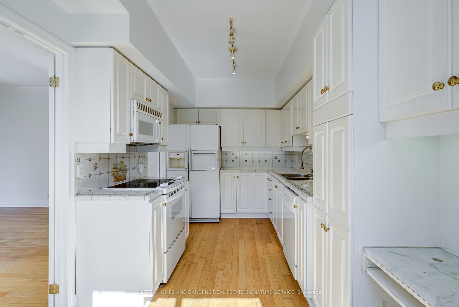 1 Deer Park Cres, #406