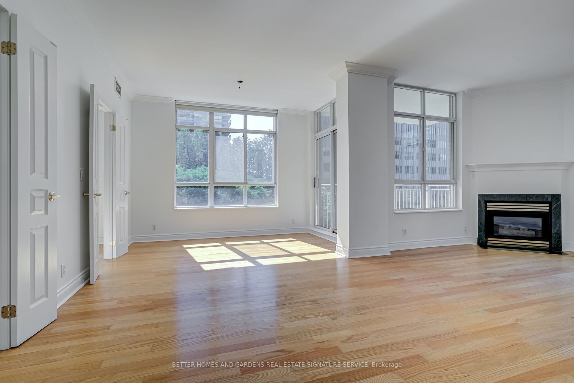1 Deer Park Cres, #406