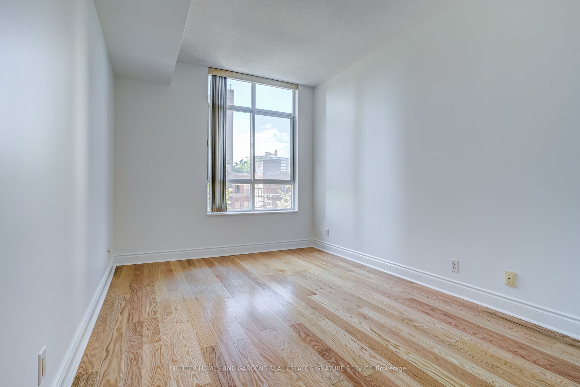 1 Deer Park Cres, #406