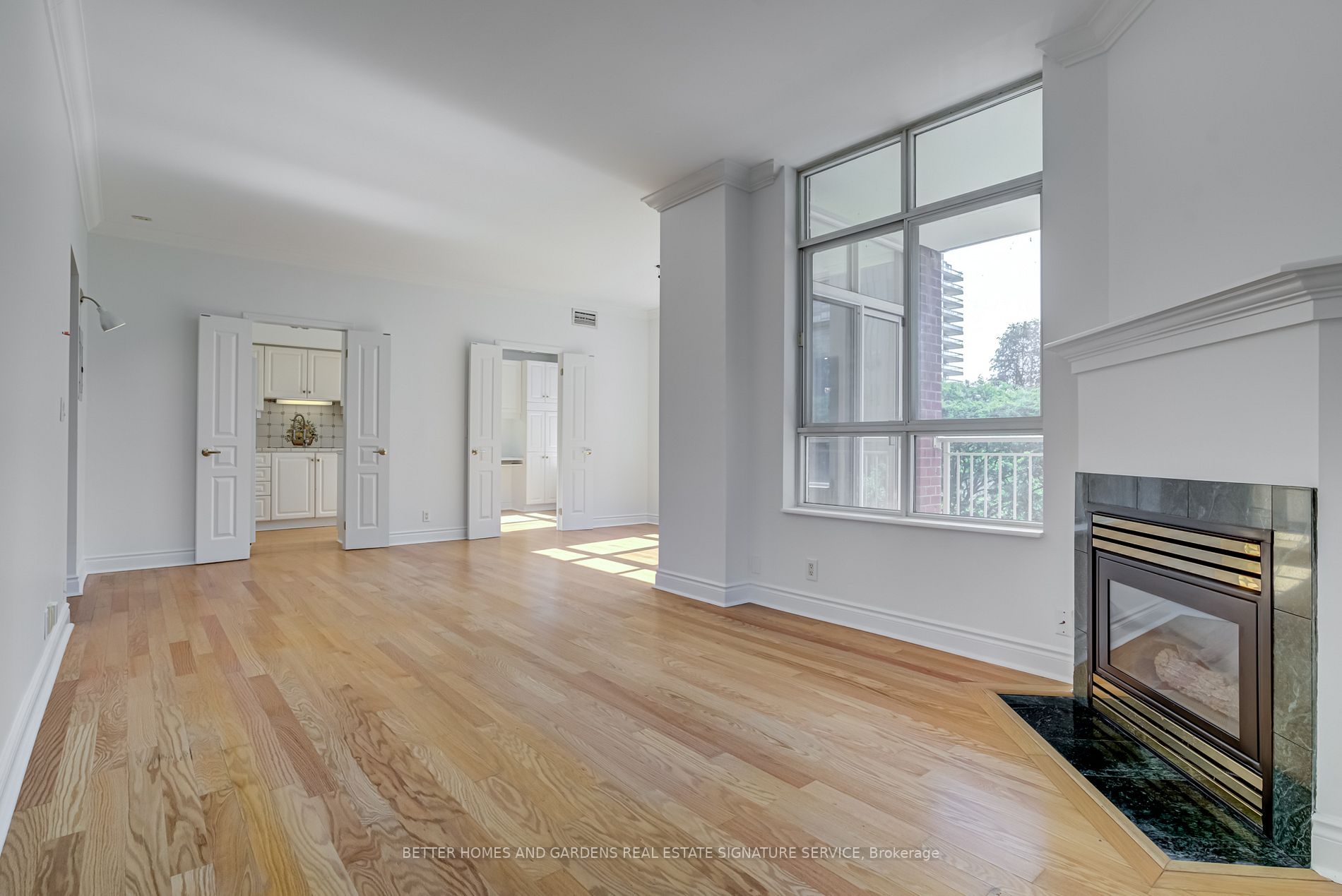 1 Deer Park Cres, #406