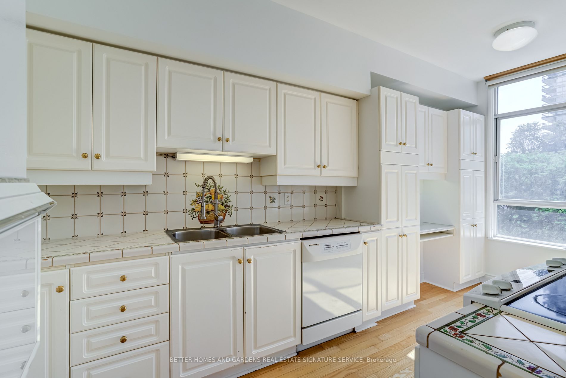 1 Deer Park Cres, #406