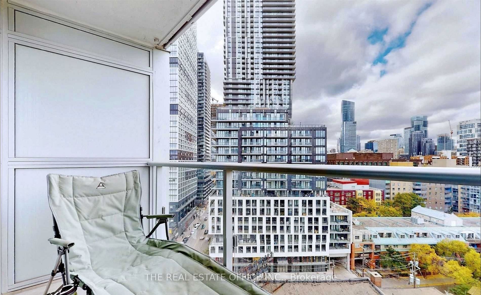 219 Dundas St E, #1709