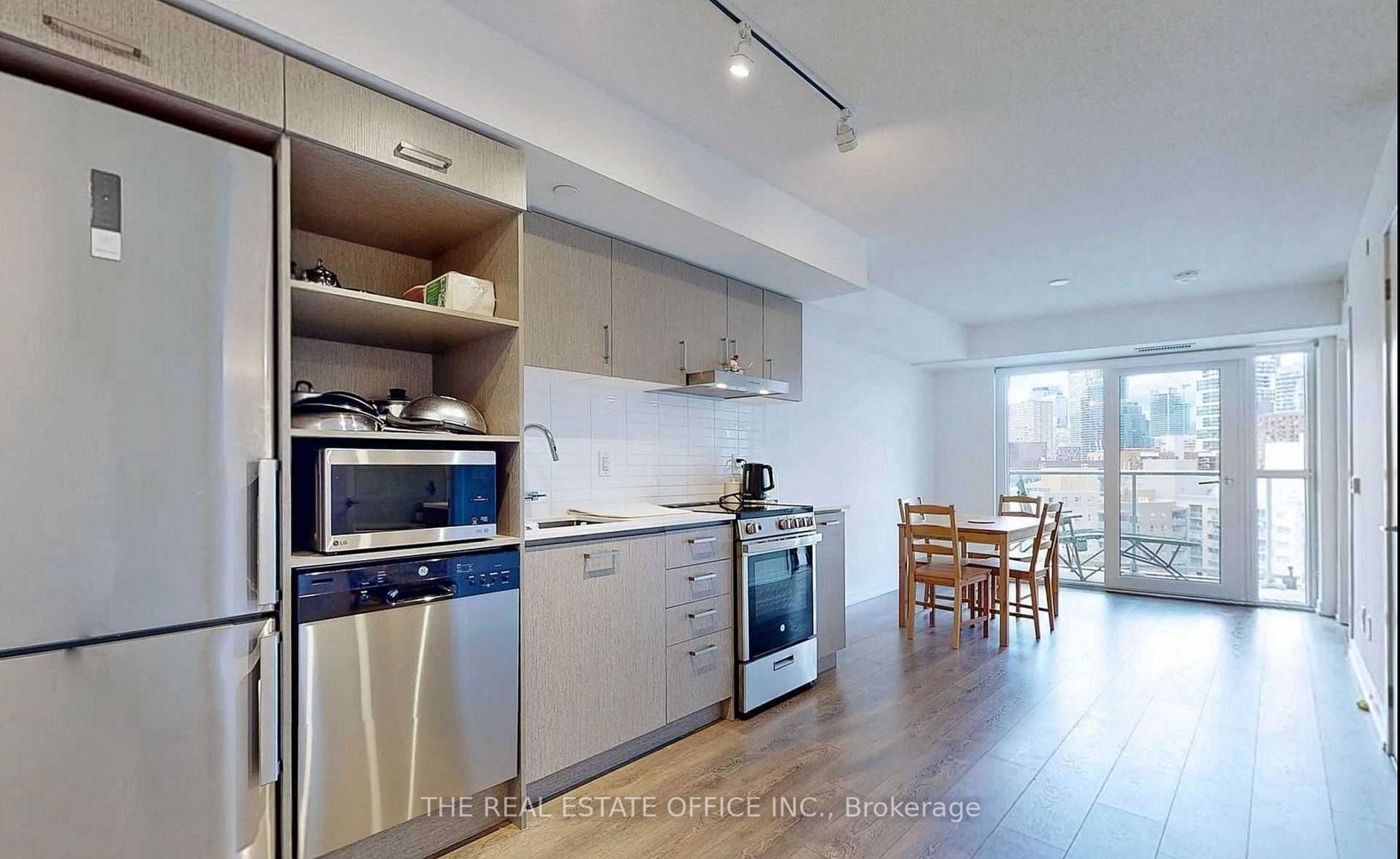 219 Dundas St E, #1709