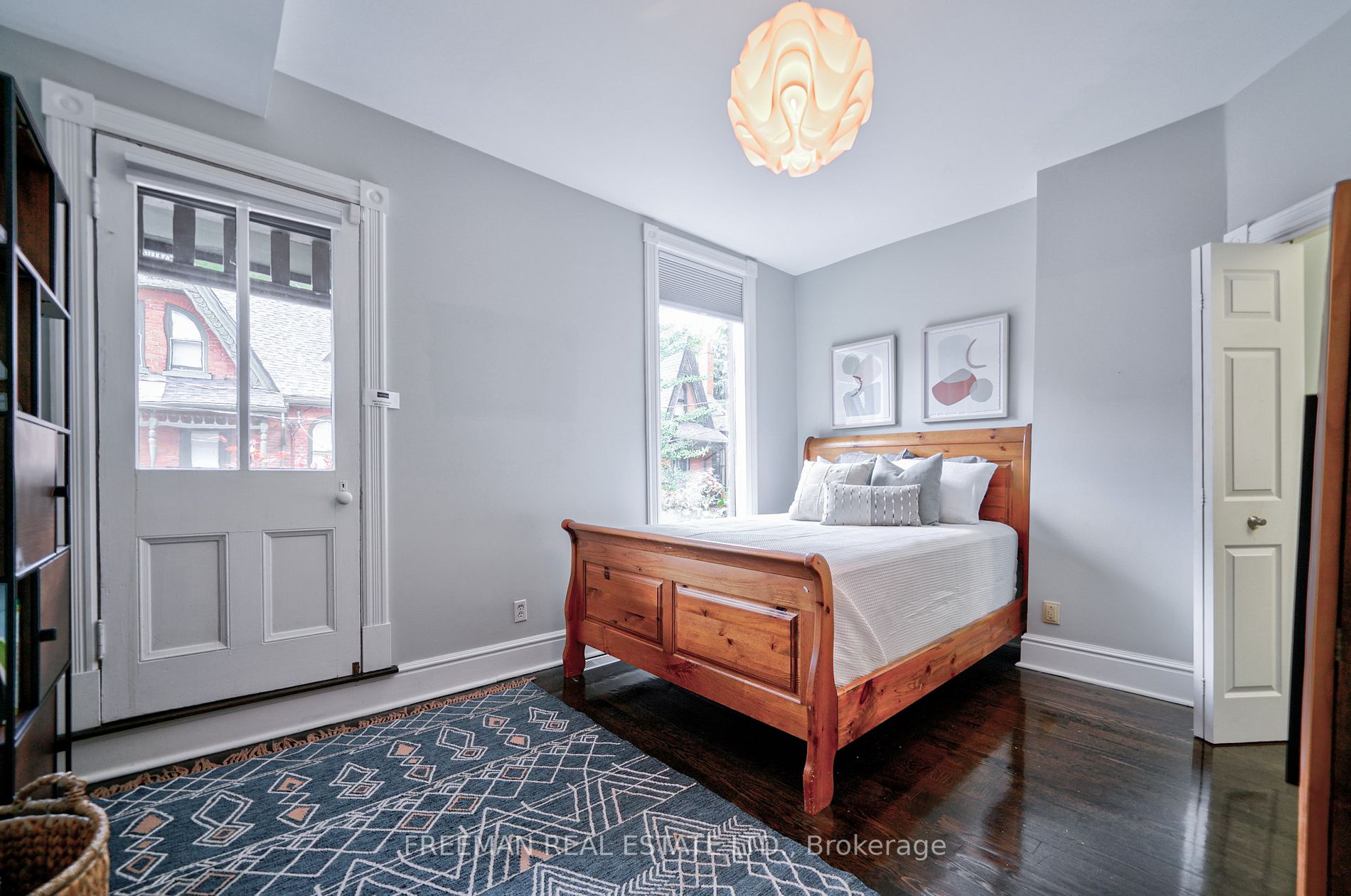 15 Laurier Ave