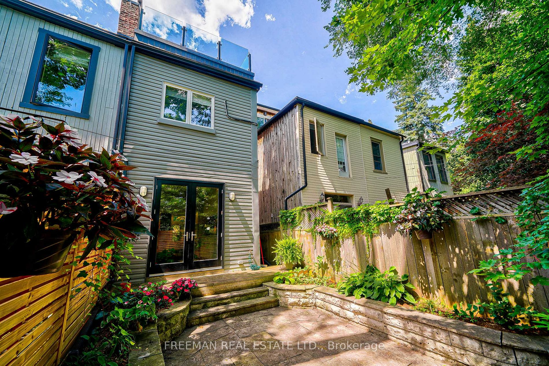 15 Laurier Ave