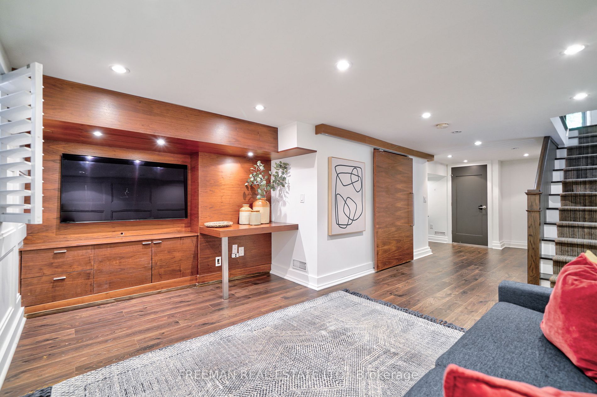 15 Laurier Ave