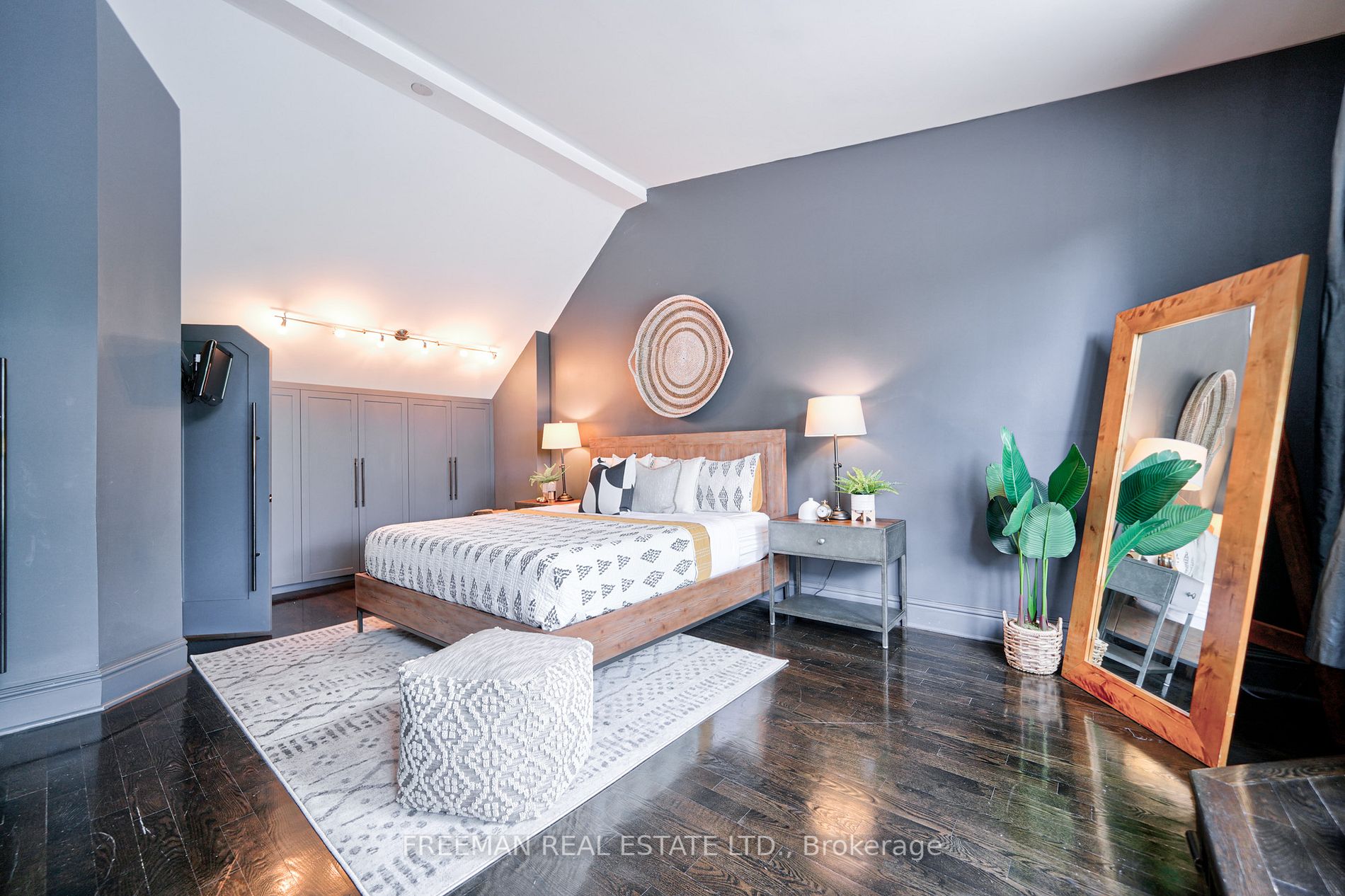 15 Laurier Ave