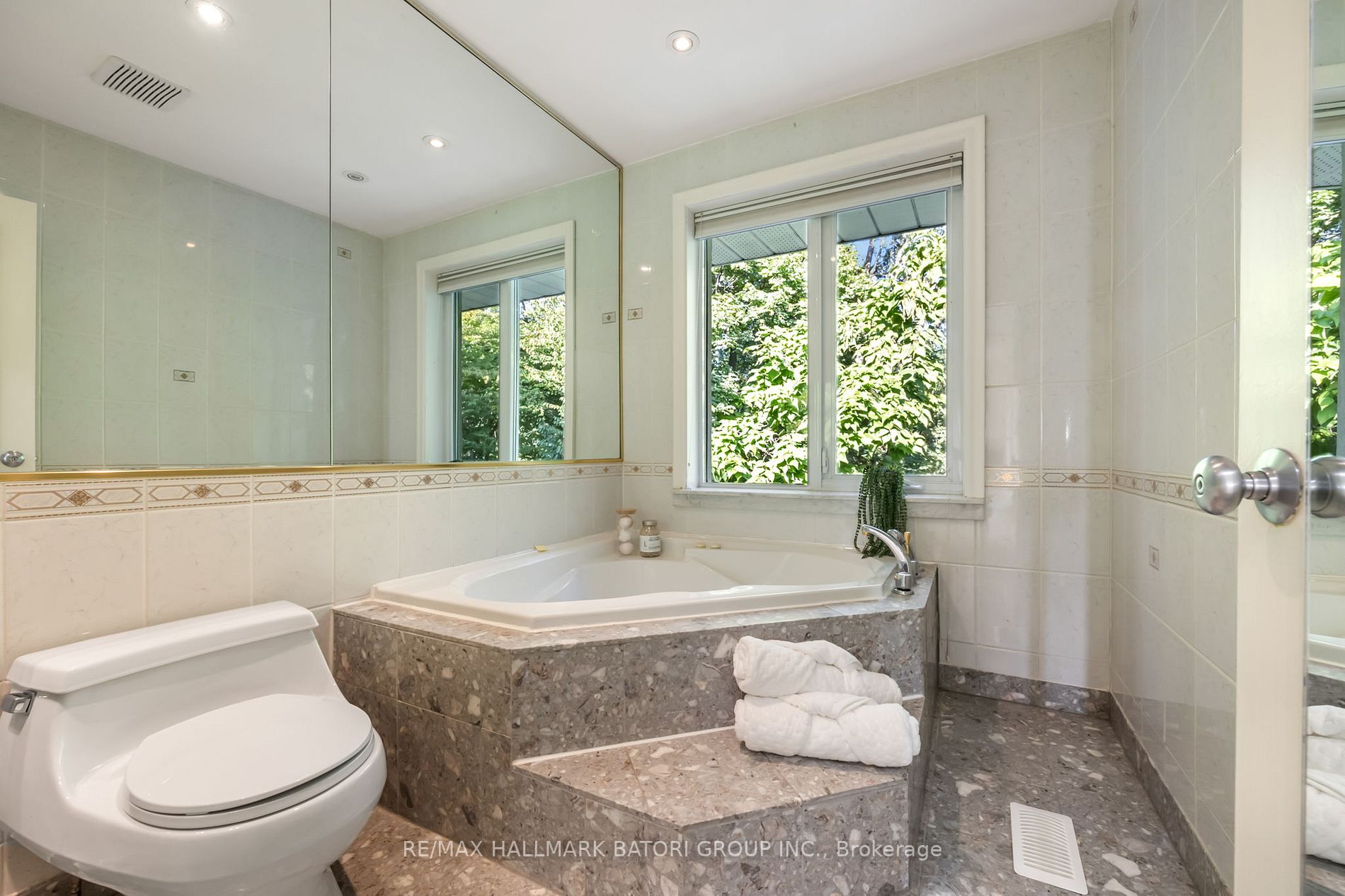 11 Saguenay Ave