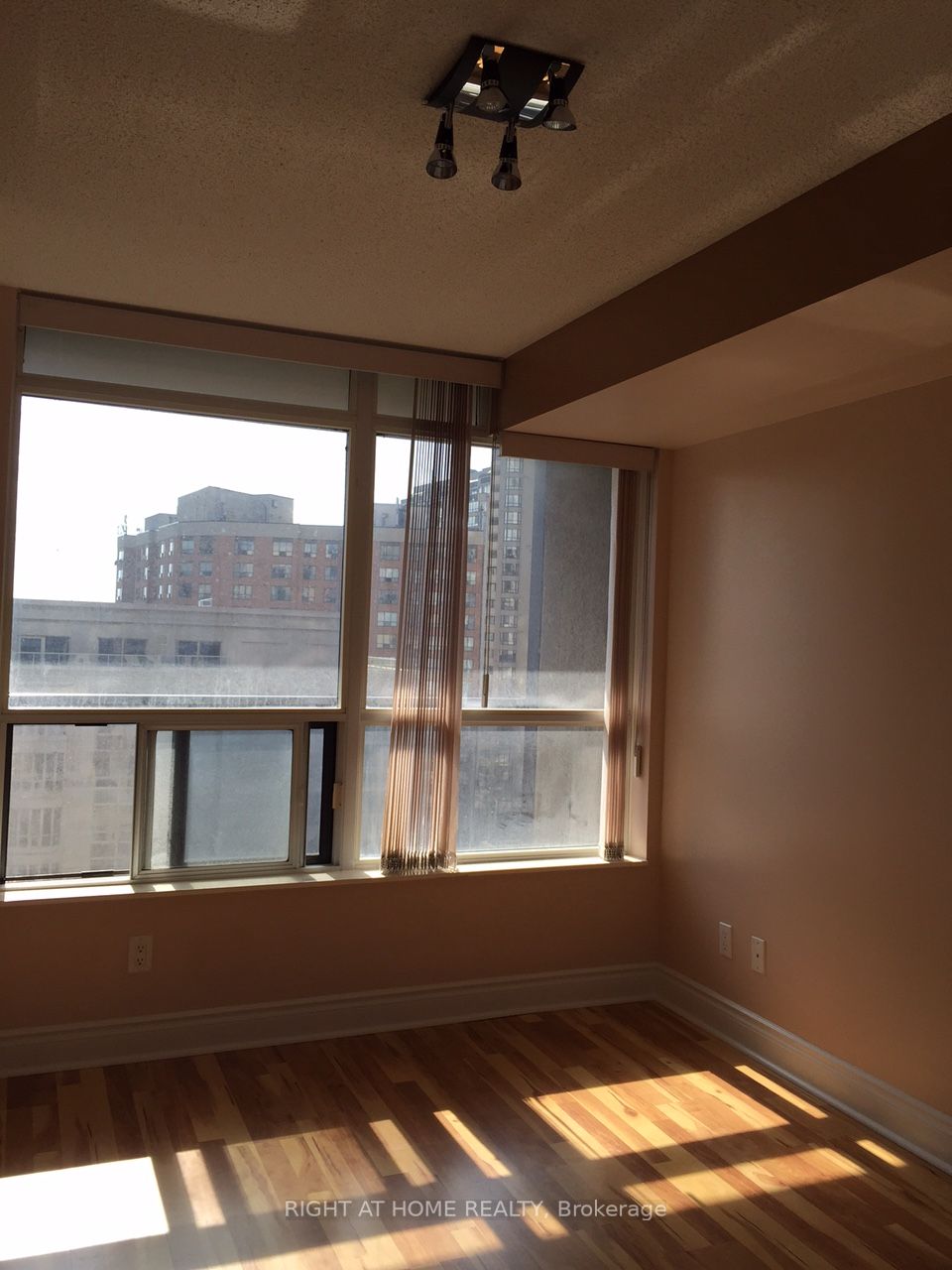 10 Northtown Way, #909
