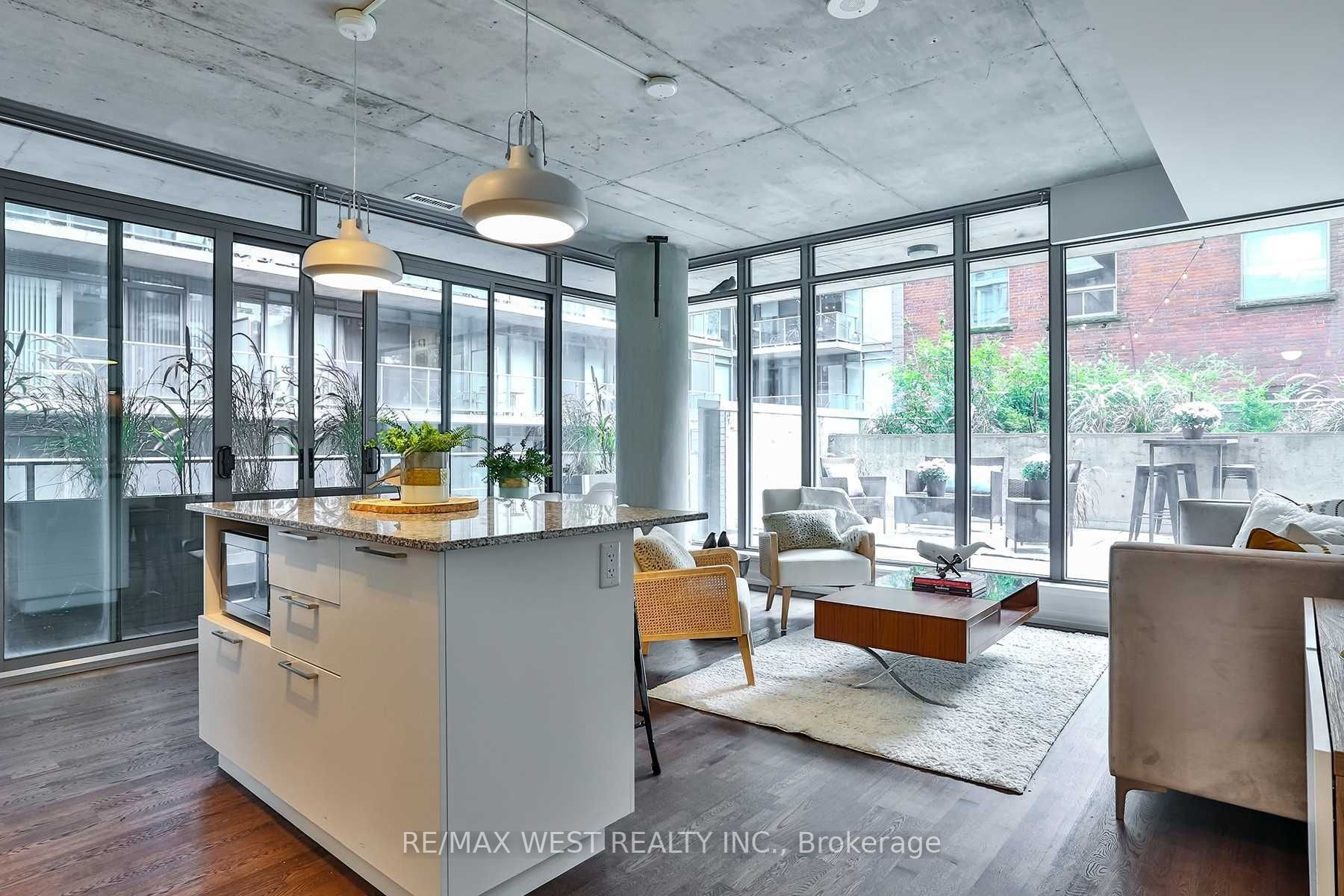 95 Bathurst St, #218