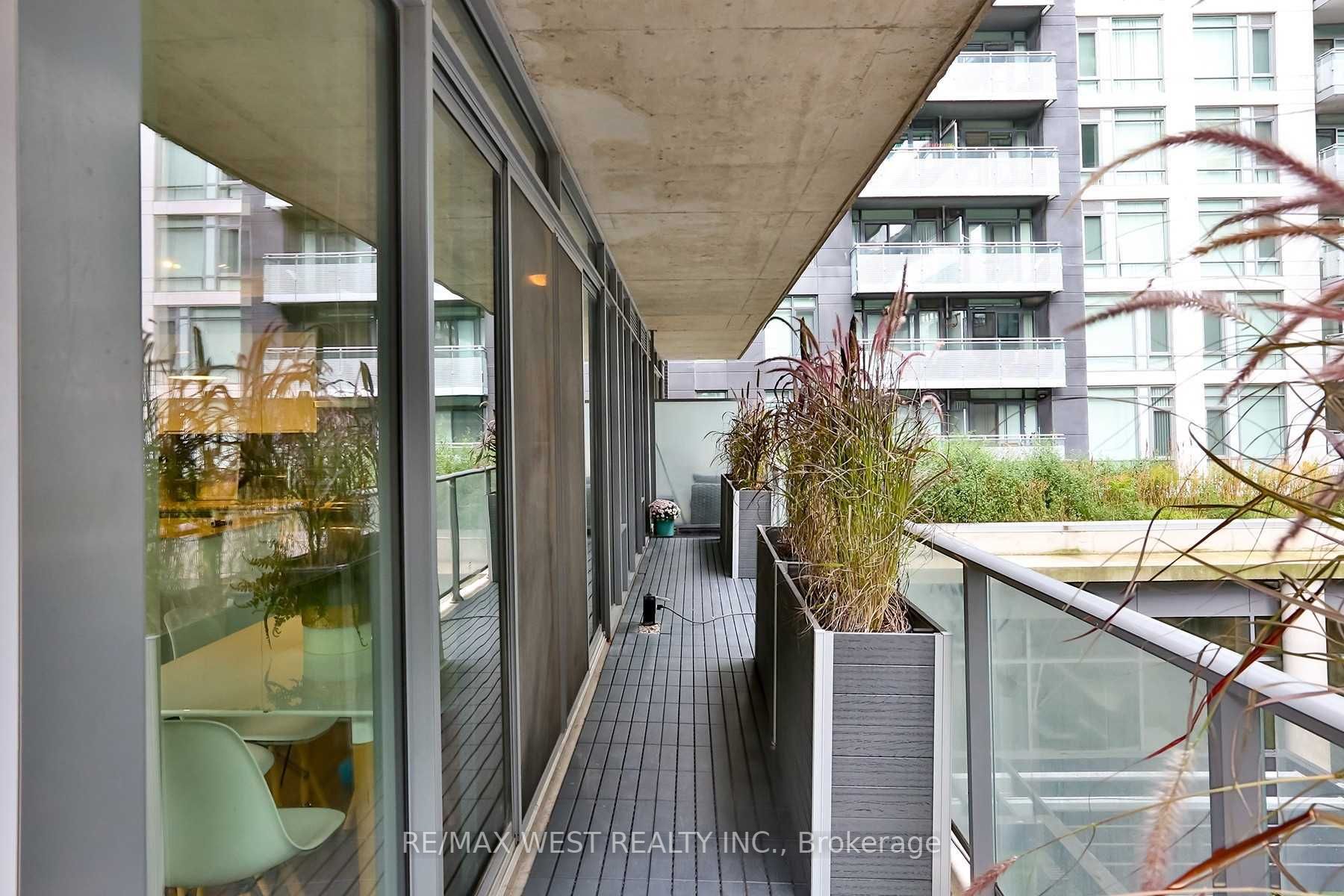 95 Bathurst St, #218