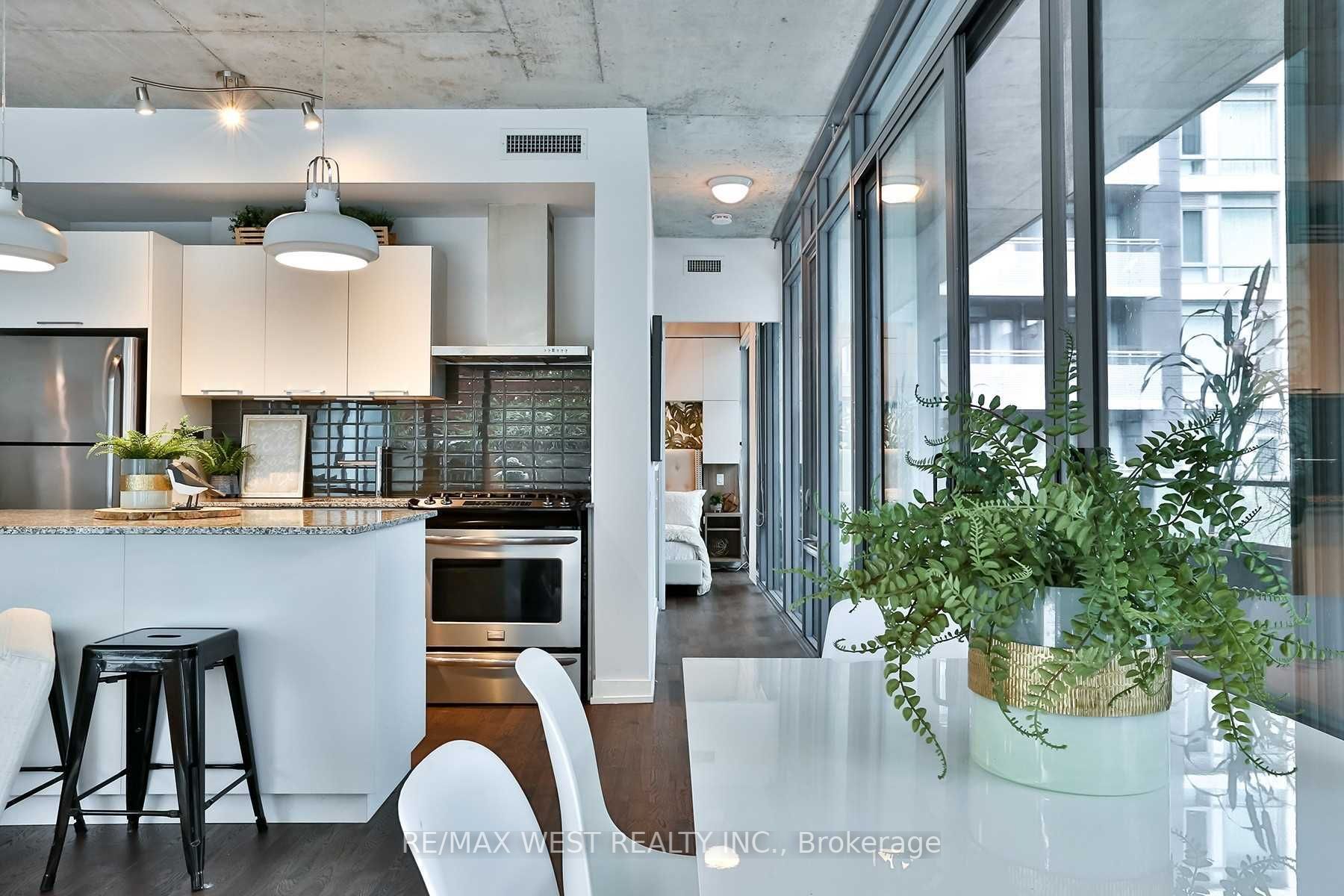 95 Bathurst St, #218