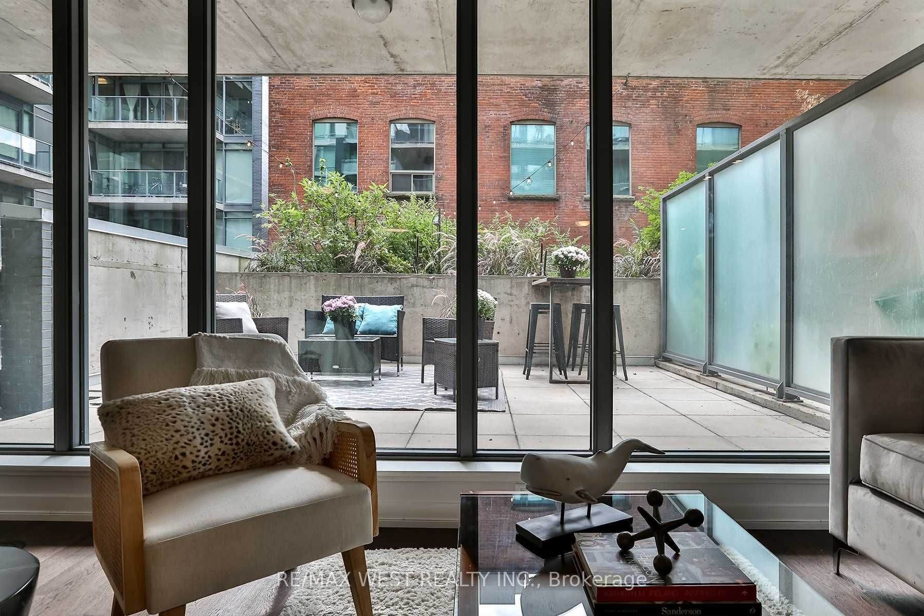 95 Bathurst St, #218