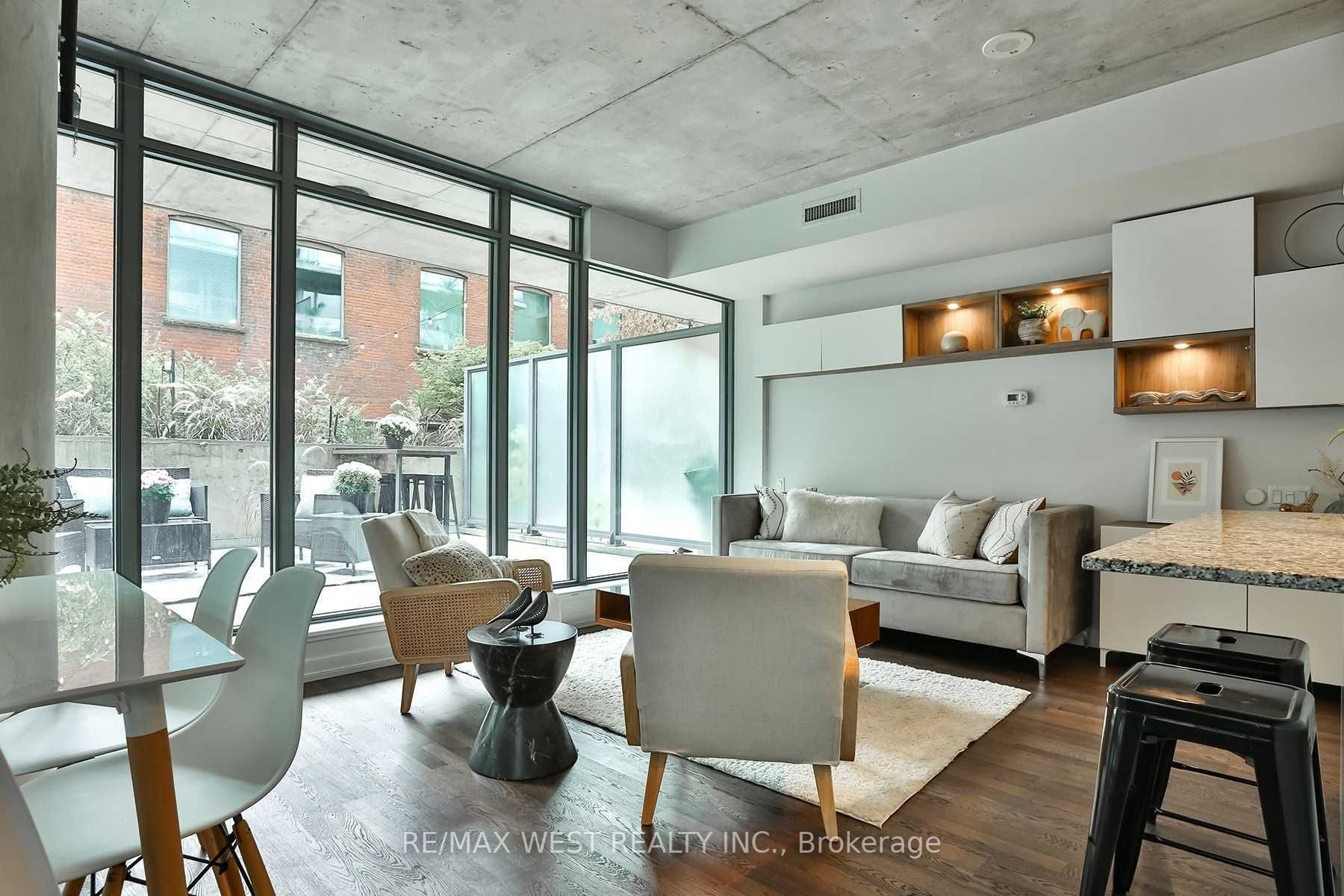 95 Bathurst St, #218