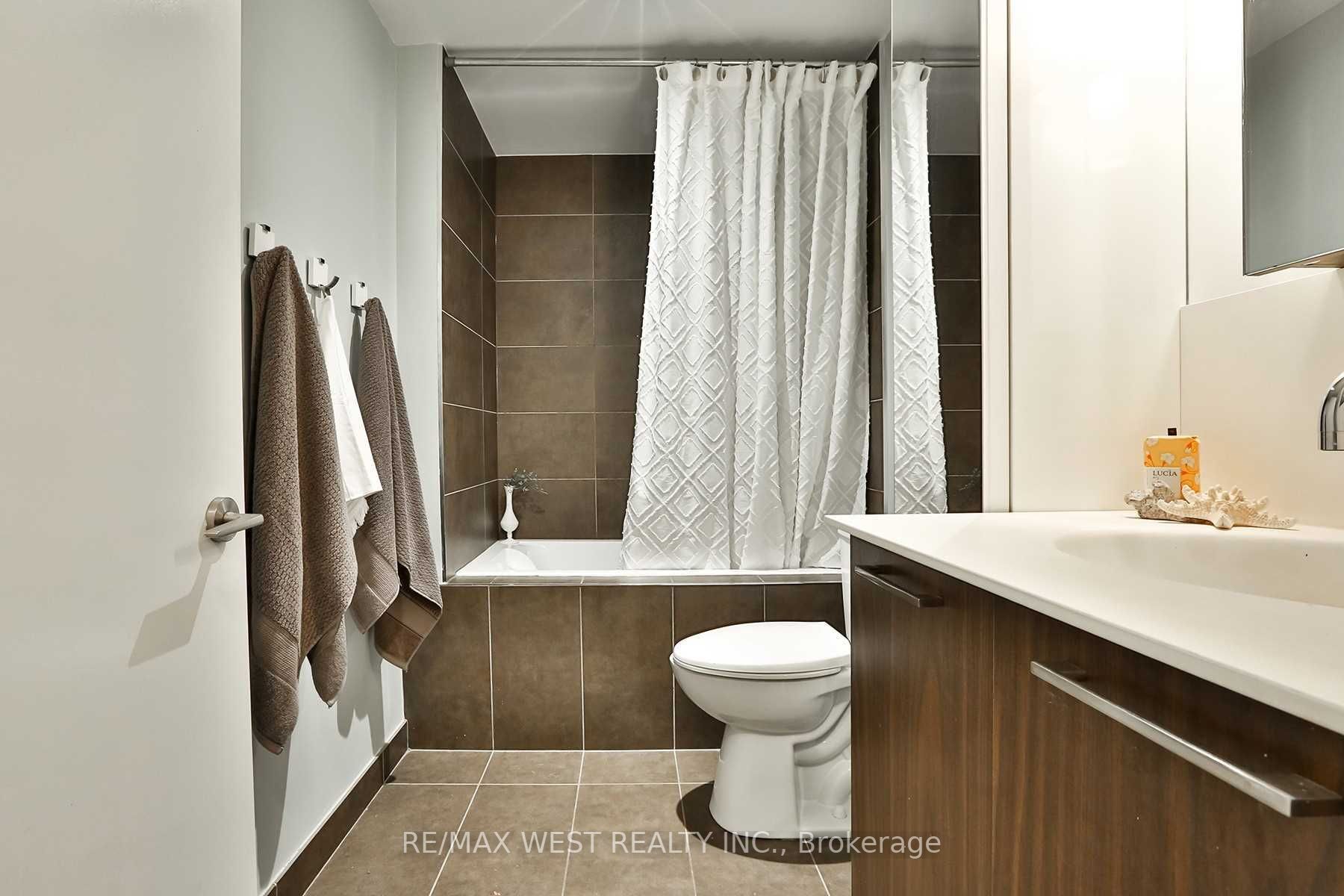 95 Bathurst St, #218